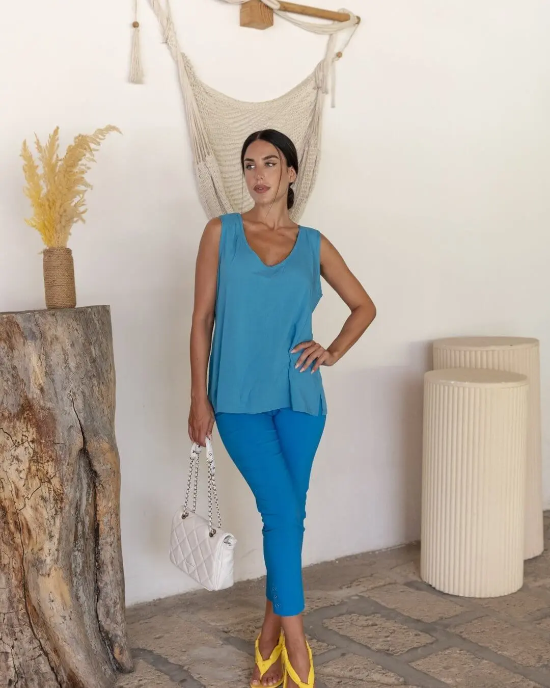 Pantalone skinny capri in twill di misto viscosa elasticizzata tinta unita con dettaglio bottoni. TURCHESE - Image 2