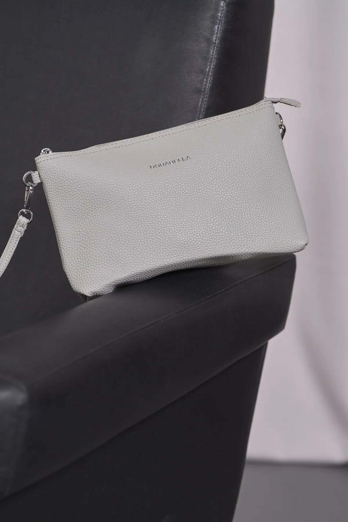 Clutch in ecopelle a grana con logo sul davanti e cinturino da polso GRIGIO PERLA