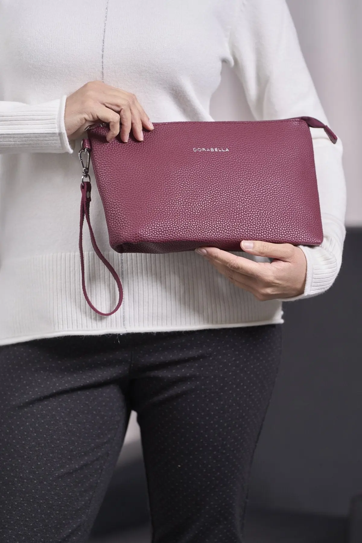 Clutch in ecopelle a grana con logo sul davanti e cinturino da polso BURGUNDY - Image 4