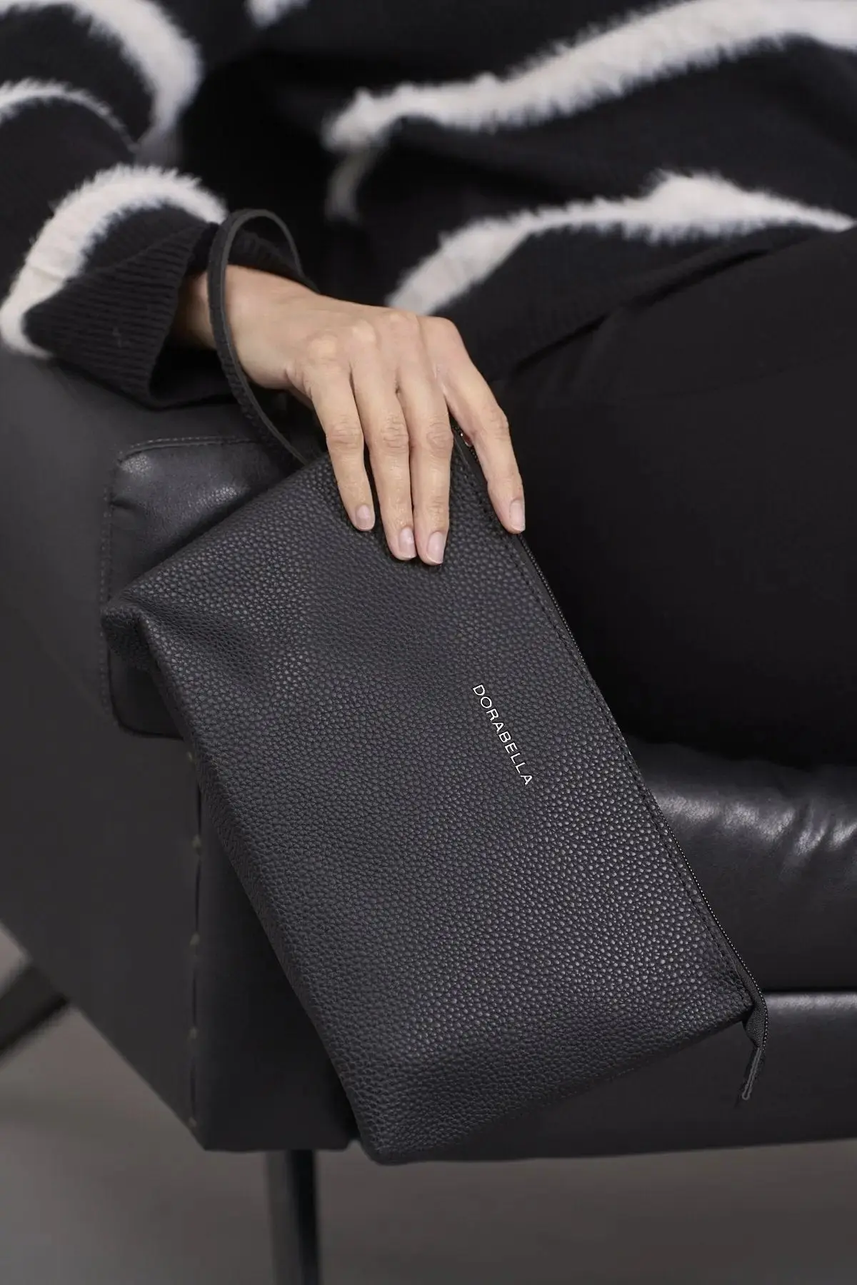Clutch in ecopelle a grana con logo sul davanti e cinturino da polso NERO - Image 2