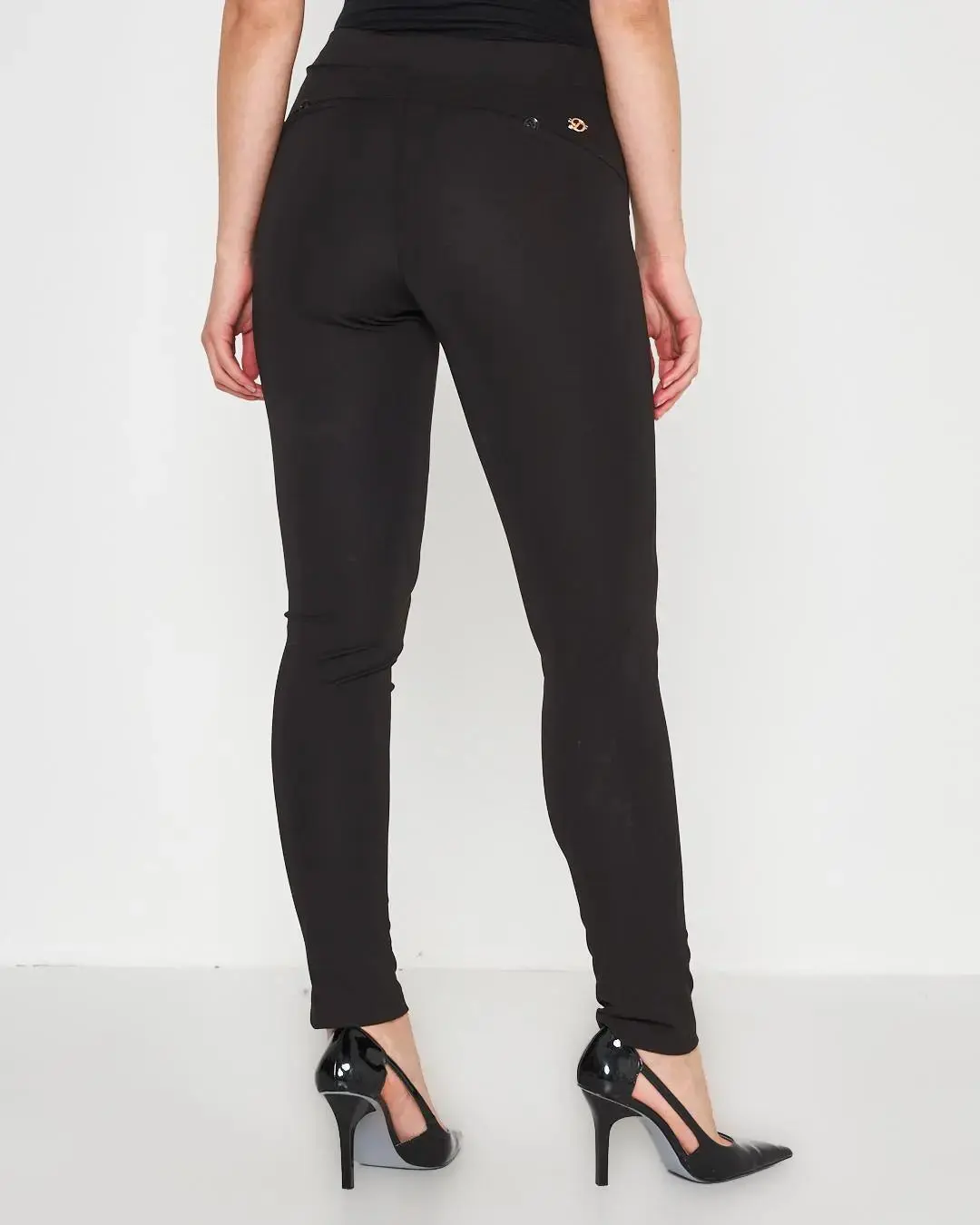 Pantalone slim con taglio push-up e bottoni - Image 8