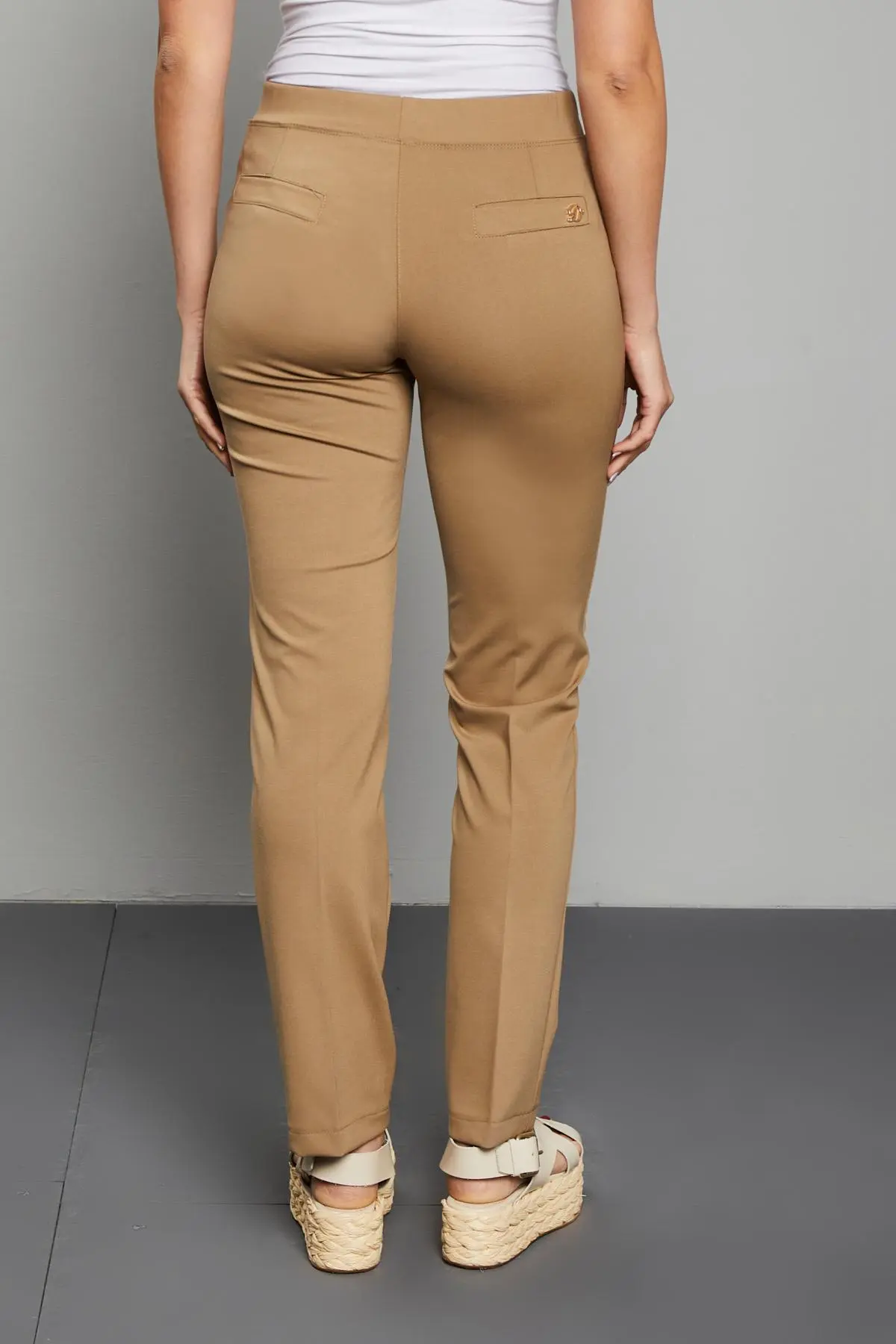 Pantalone basic con frisi posteriori TABACCO - Image 4