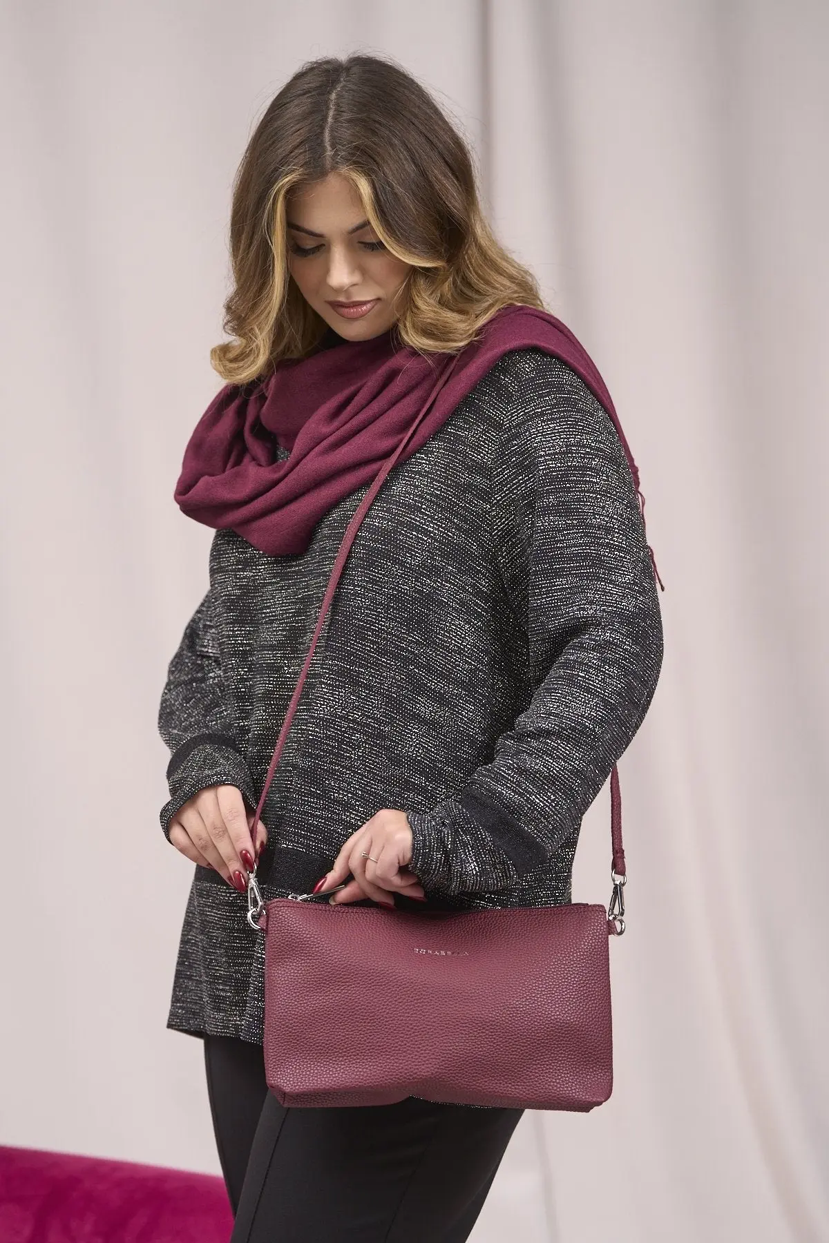 Borsa a tracolla Easy smart in ecopelle a grana con logo sul davanti BURGUNDY - Image 2