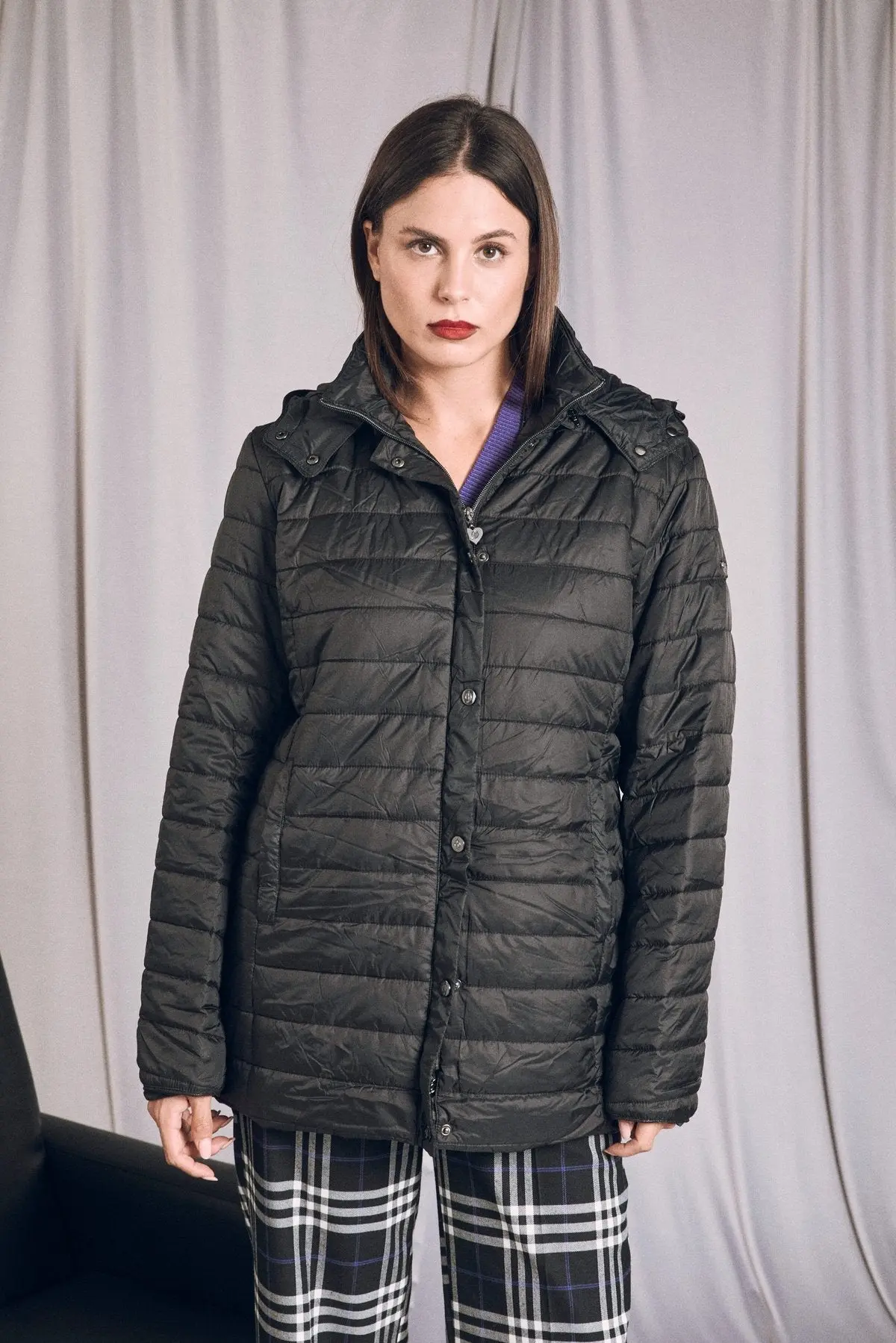 Piumino leggero in nylon trapuntato con cappuccio NERO