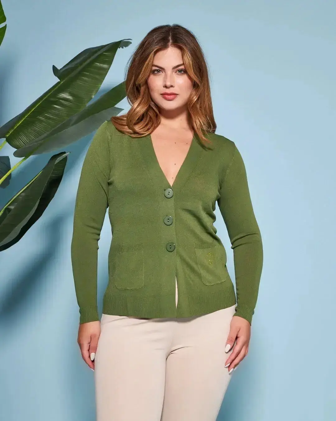 Cardigan scollo a V in maglia di misto viscosa con logo in strass. - Image 14