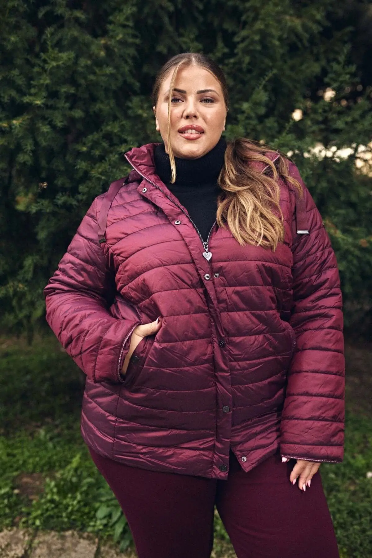 Piumino con cappuccio, zip e bottoni BURGUNDY