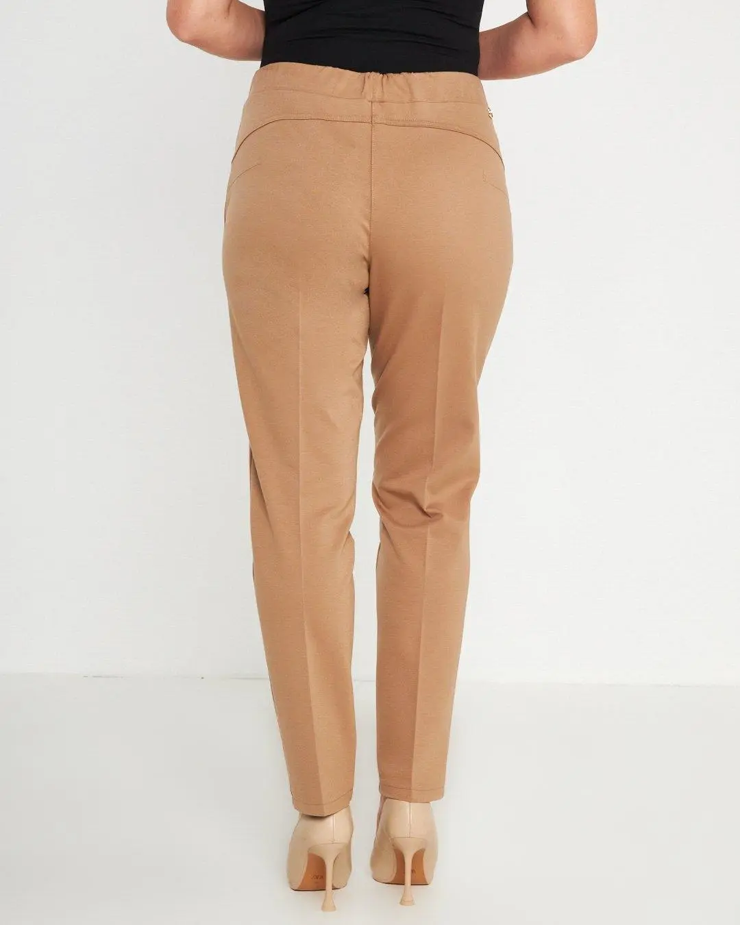 Pantaloni slim fit con vita elastica e dettaglio frontale di piega di stiro CAMMELLO - Image 4