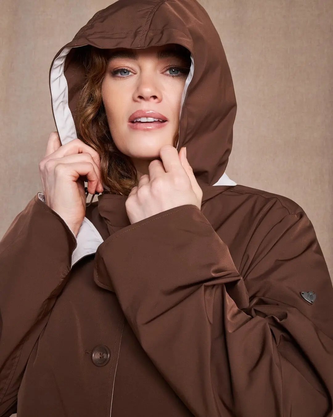 Giubbino in nylon con cappuccio e profili a contrasto CARAMELLO - Image 3