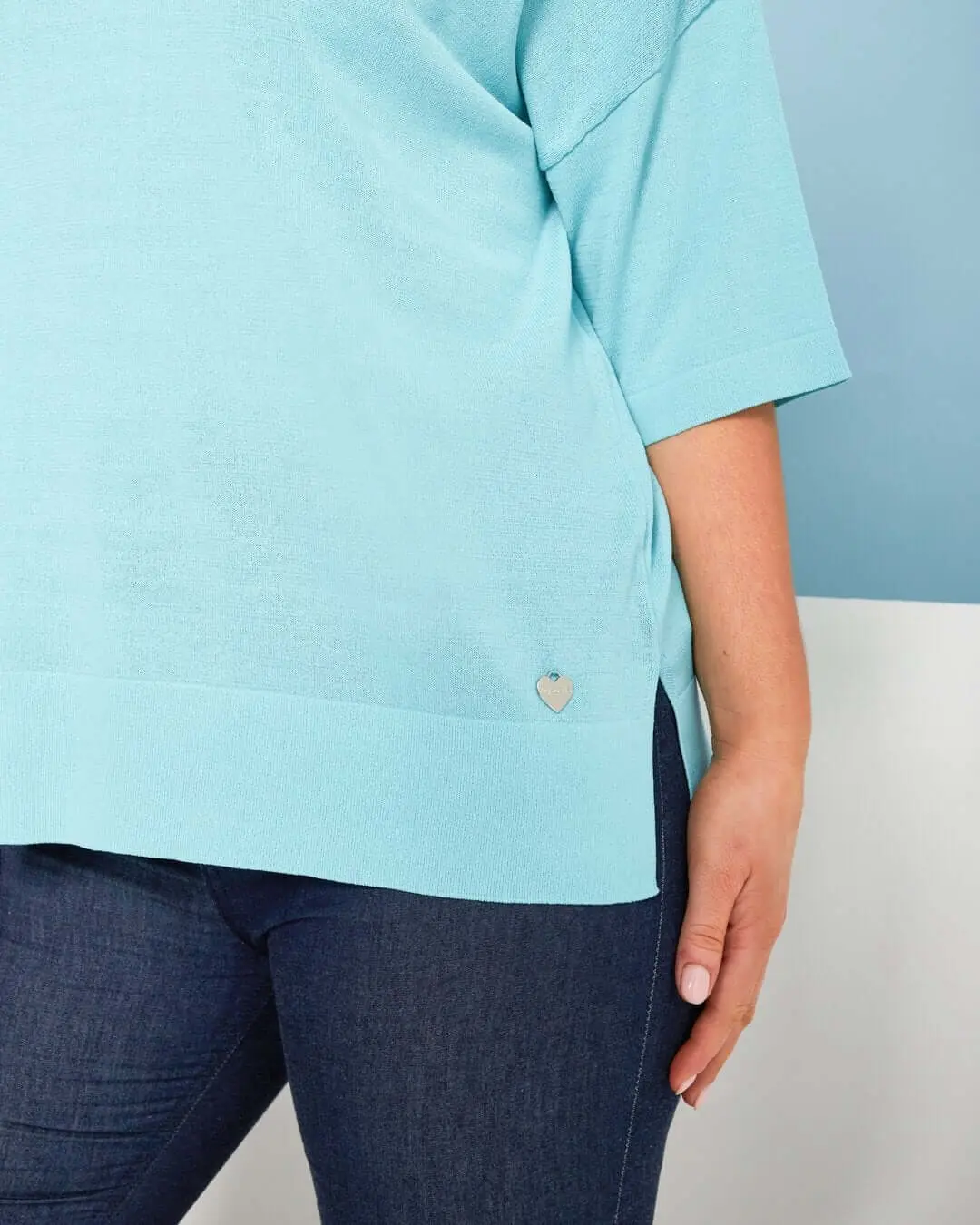 Maglia in filato di misto viscosa tinta unita con scollo a V bi-colore ACQUA - Image 3