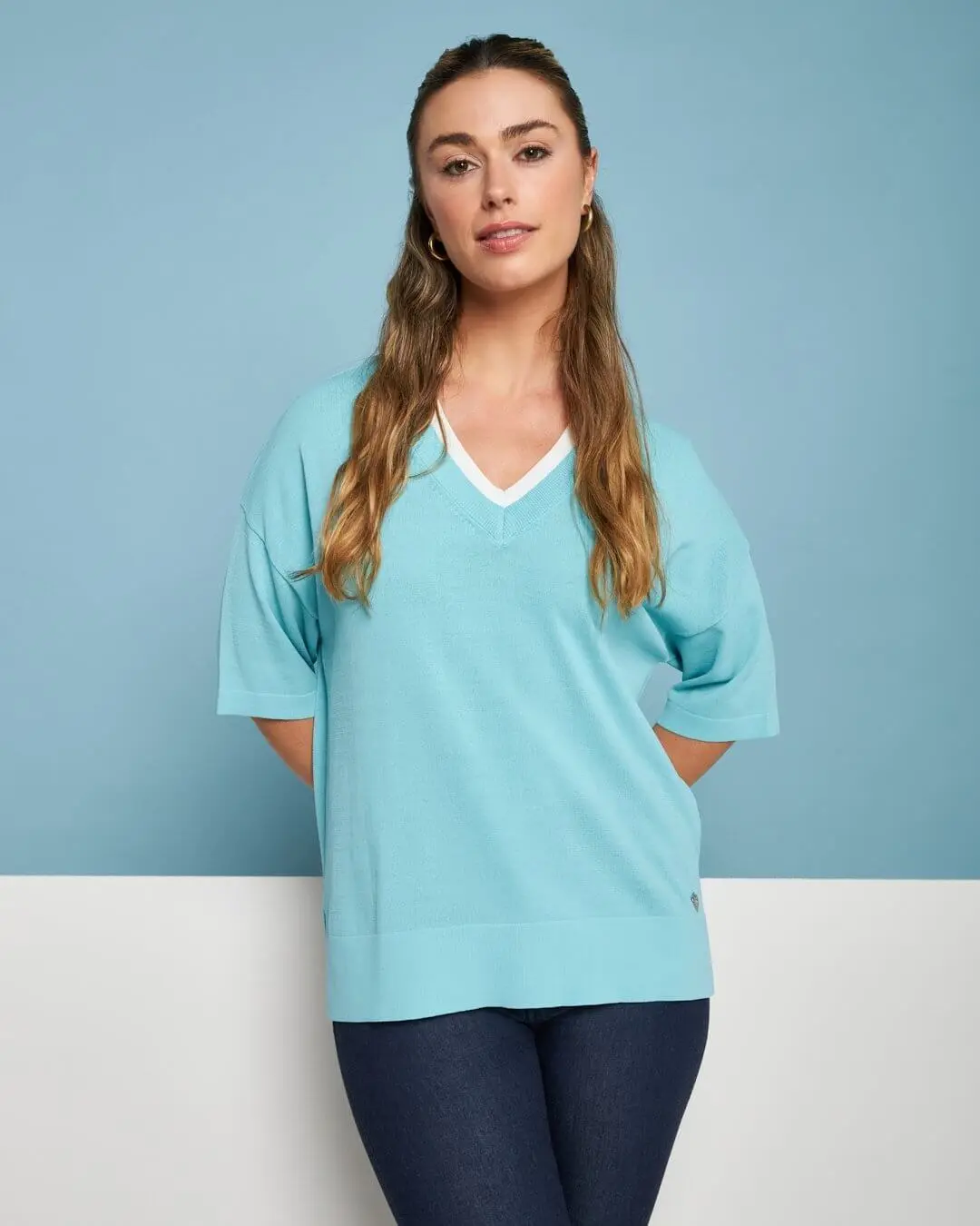 Maglia in filato di misto viscosa tinta unita con scollo a V bi-colore ACQUA - Image 6