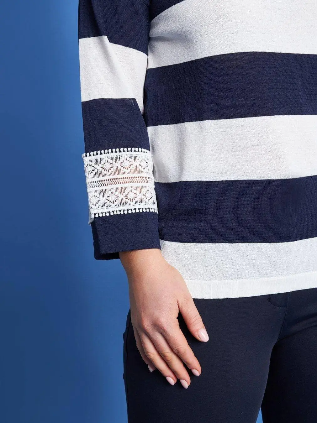 Maglia girocollo in filato a righe di misto viscosa con dettagli in pizzo BLU - Image 4