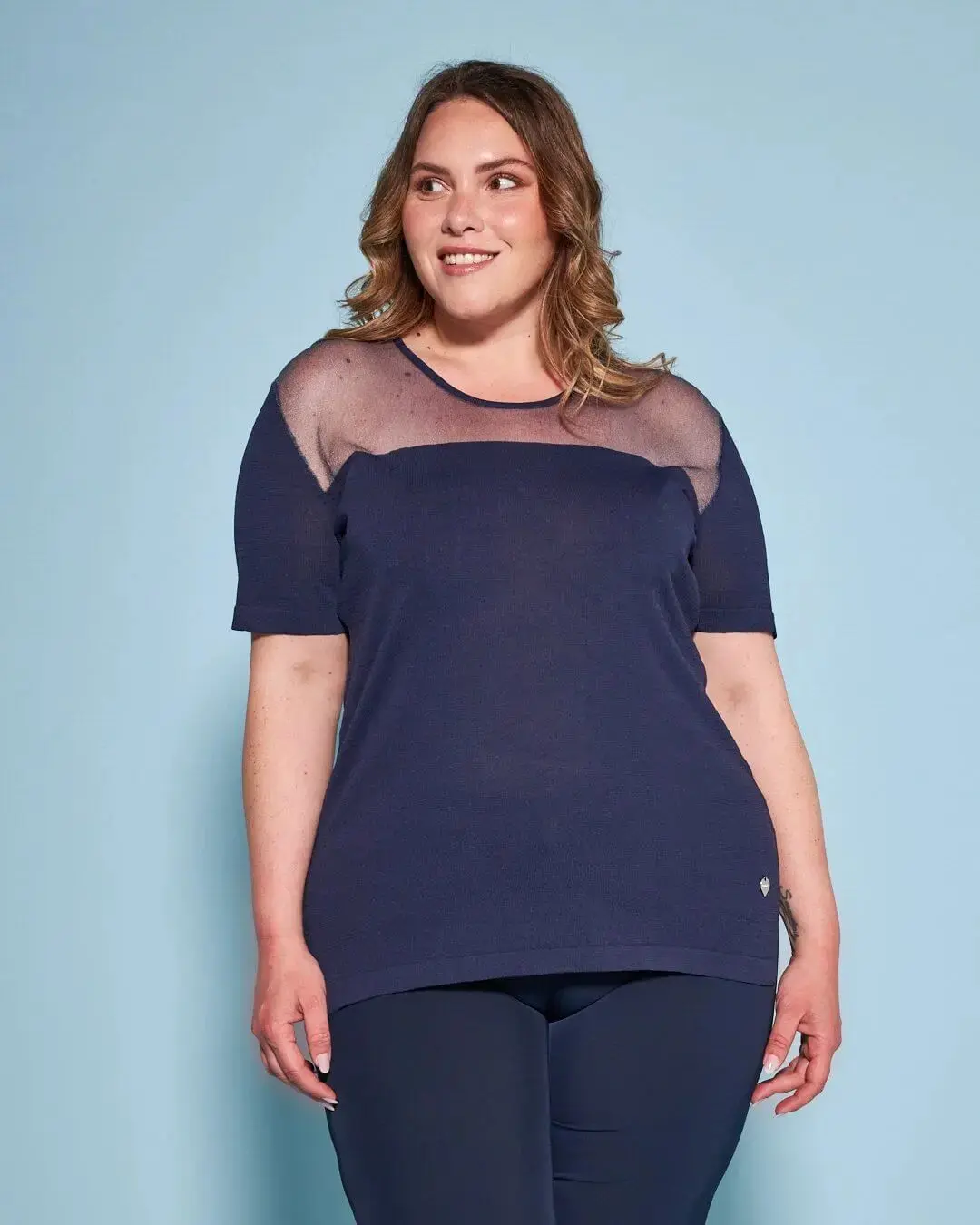 Maglia a maniche corte in filato di misto viscosa con carré in tulle BLU - Image 2