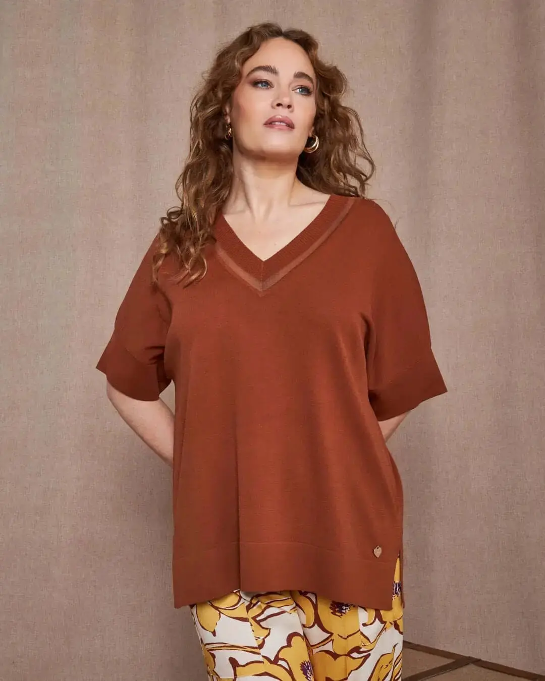 Maglia con manica kimono in filato di misto viscosa con inserto in tulle sullo scollo a V SAFARI - Image 2