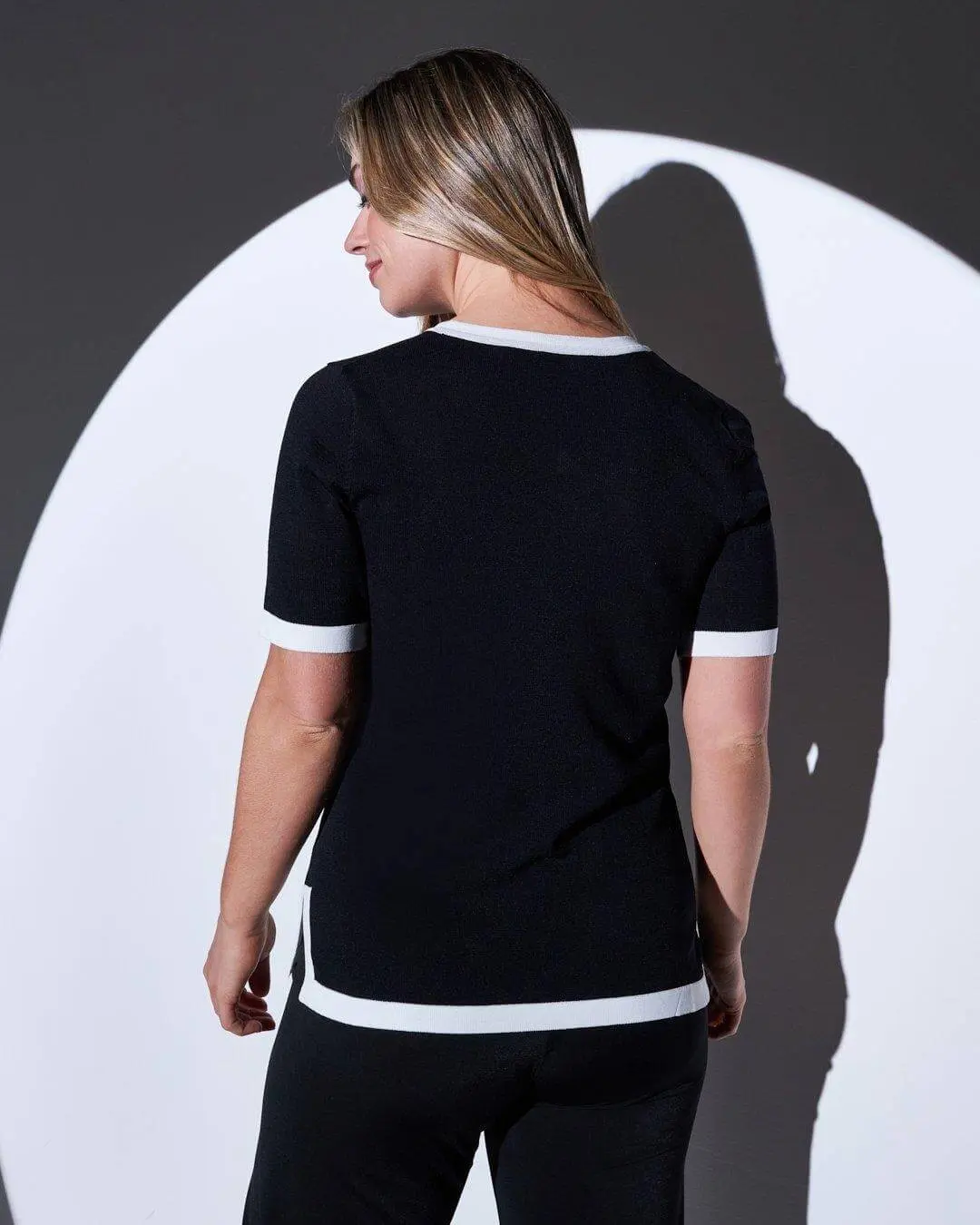 Maglia girocollo in filato di misto viscosa con bordi a contrasto e rosa in tessuto NERO - Image 3