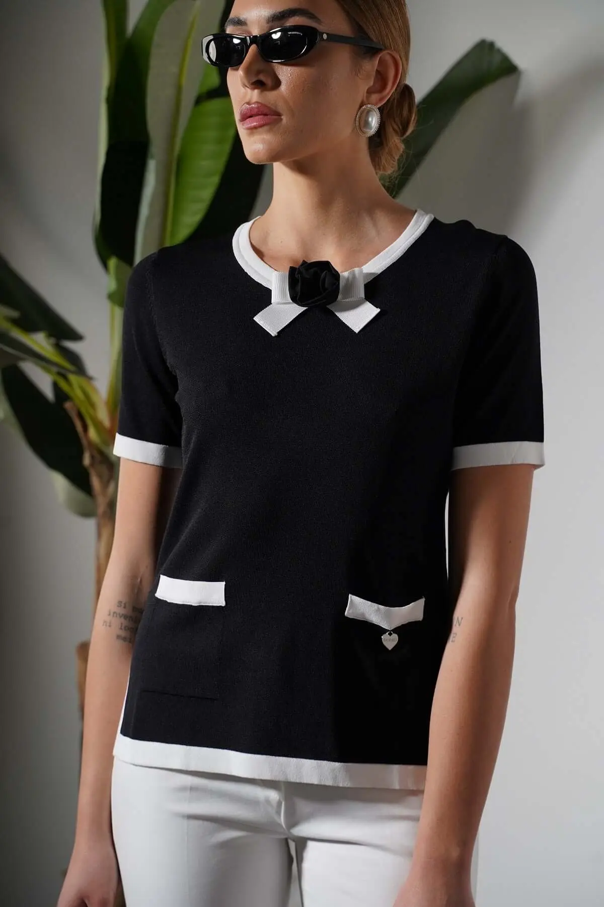 Maglia girocollo in filato di misto viscosa con bordi a contrasto e rosa in tessuto NERO - Image 6