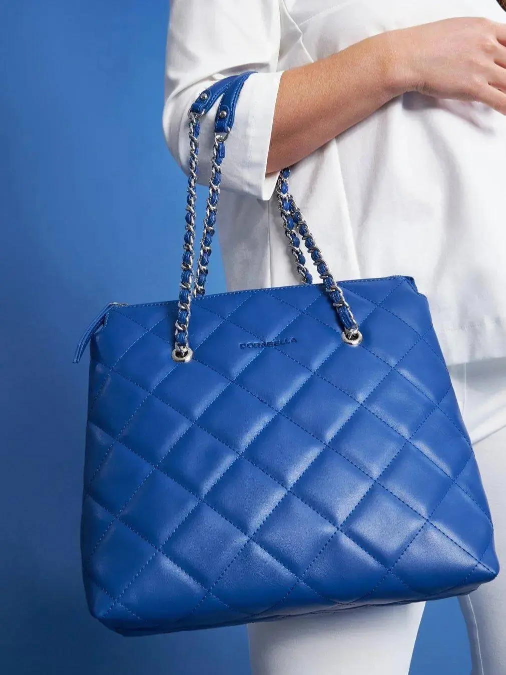 Borsa shopper media in ecopelle matelassé con manici a catena BLU CHIARO - Image 2
