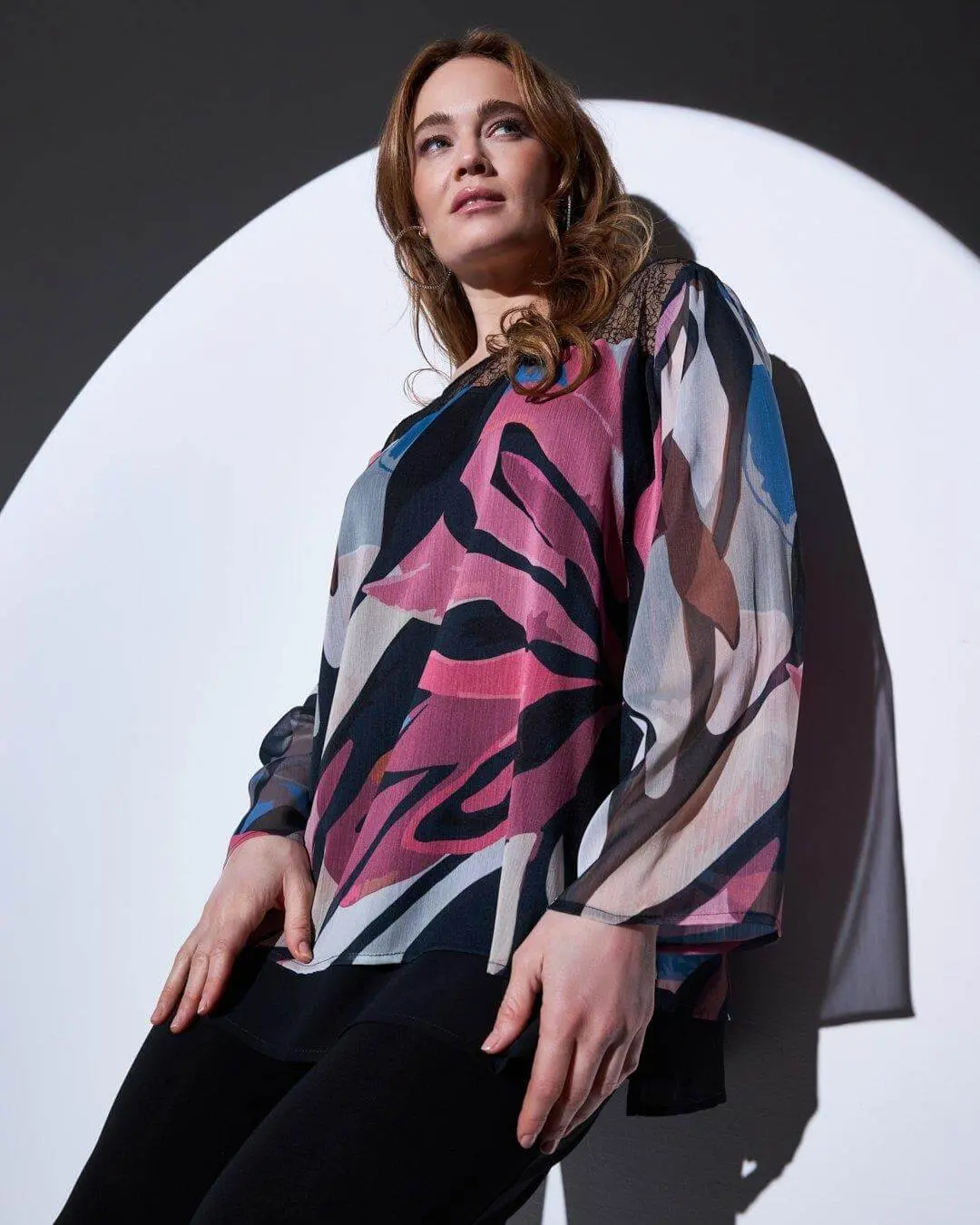 Blusa in georgette fantasia fiore con carré in pizzo NERO