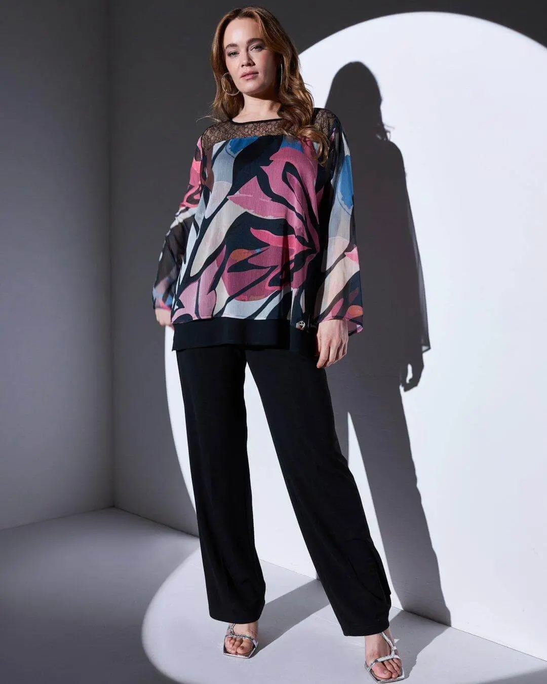 Blusa in georgette fantasia fiore con carré in pizzo NERO - Image 3