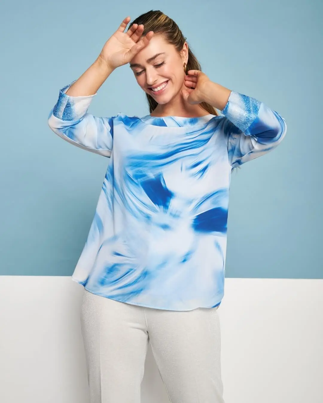Blusa fluida in georgette con fantasia astratta sfumata e dettagli in paillettes AZZURRO
