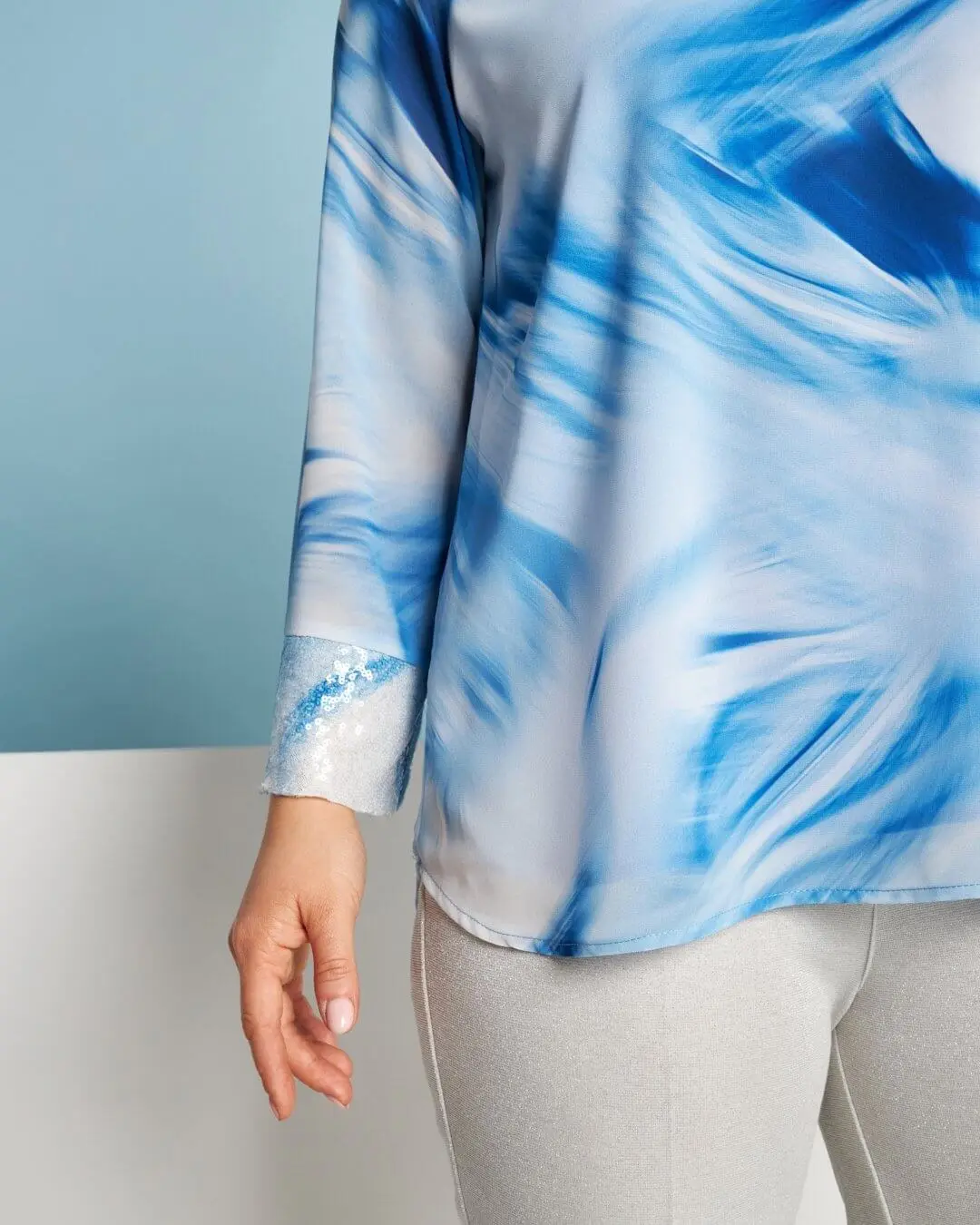 Blusa fluida in georgette con fantasia astratta sfumata e dettagli in paillettes AZZURRO - Image 3