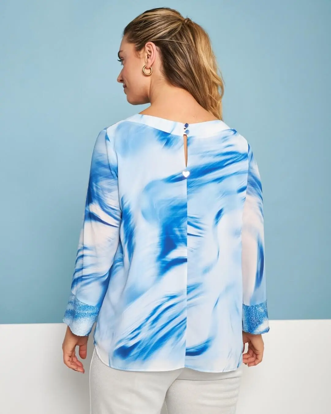 Blusa fluida in georgette con fantasia astratta sfumata e dettagli in paillettes AZZURRO - Image 4