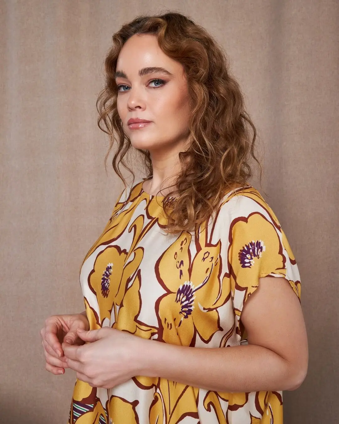 Blusa girocollo in viscosa lucida con fantasia floreale OCRA - Image 6