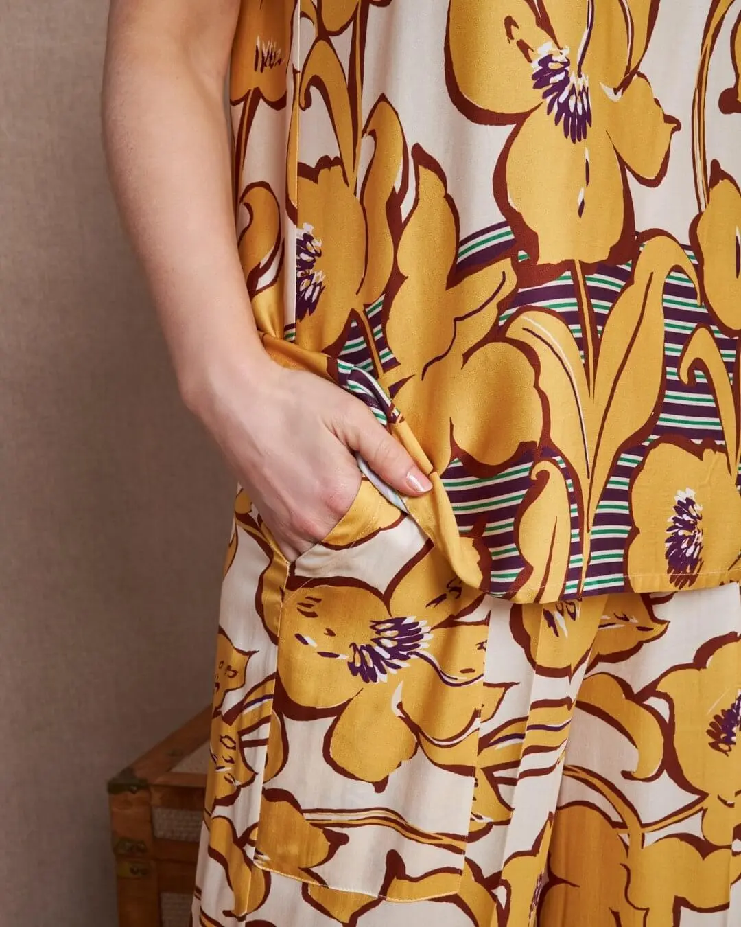 Pantalone a gamba larga in viscosa lucida con fantasia floreale OCRA - Image 3
