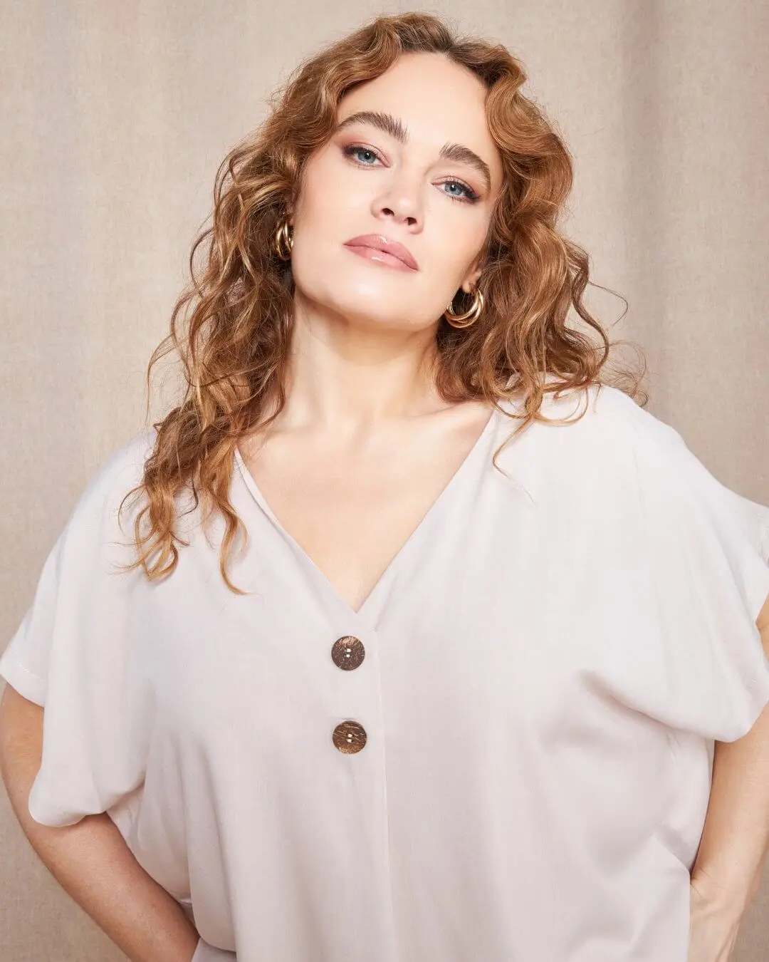 Blusa in viscosa tinta unita con scollo a V e bottoni CREMA