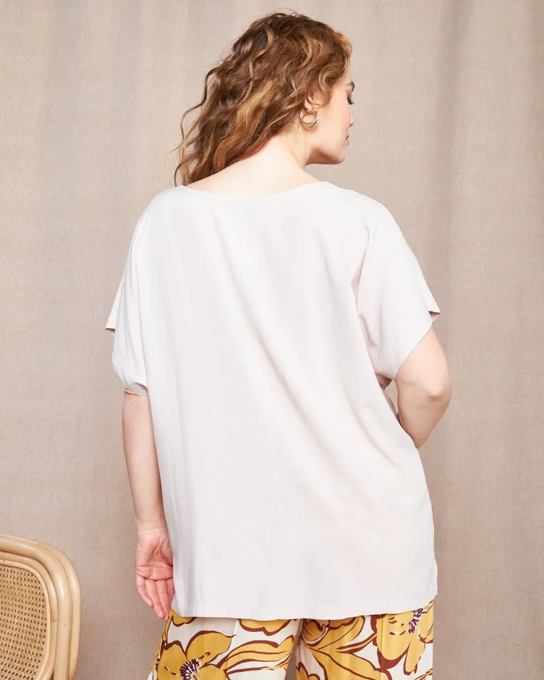 Blusa in viscosa tinta unita con scollo a V e bottoni CREMA - Image 4