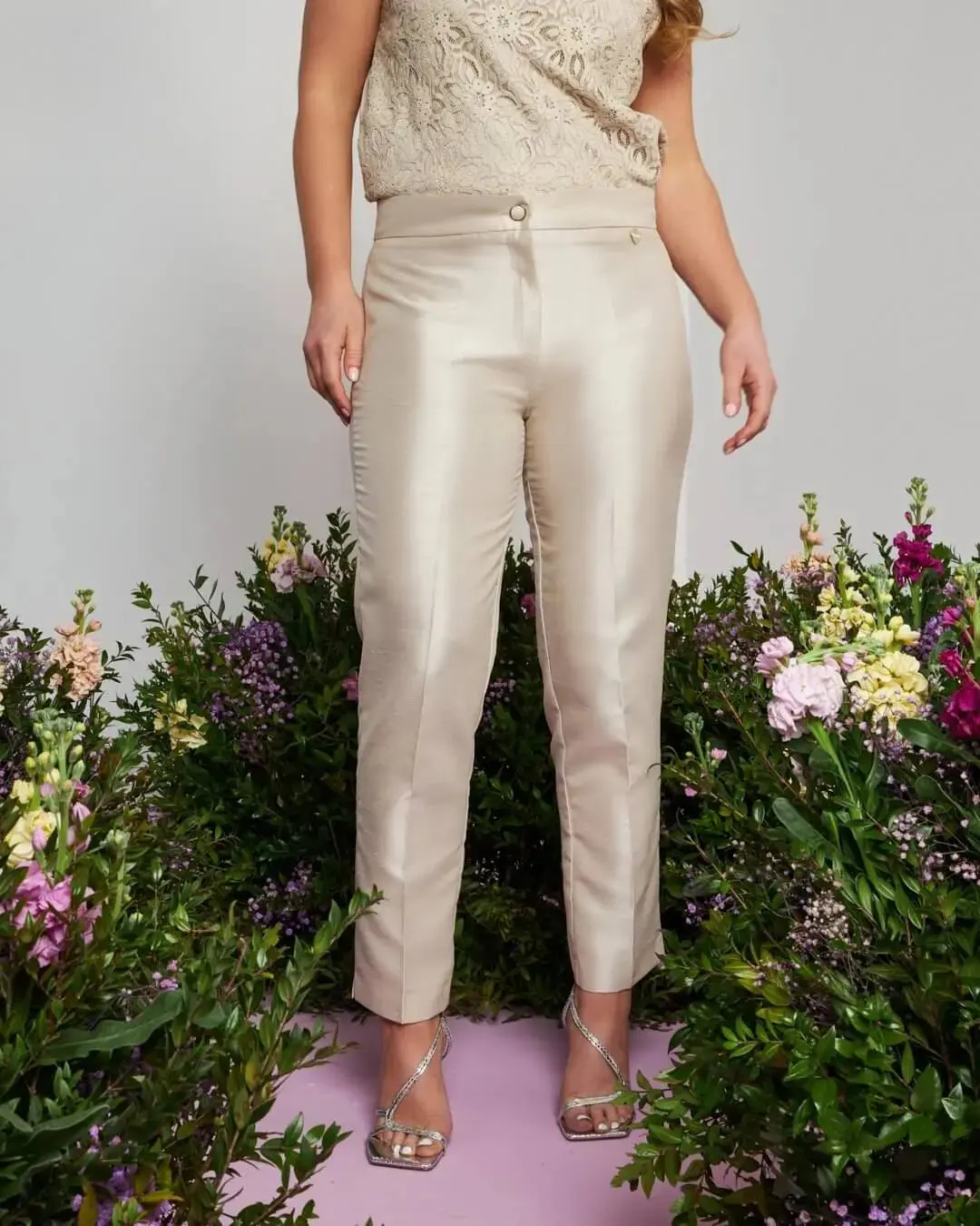 Pantalone a sigaretta in shantung con bottone rivestito CHAMPAGNE - Image 2