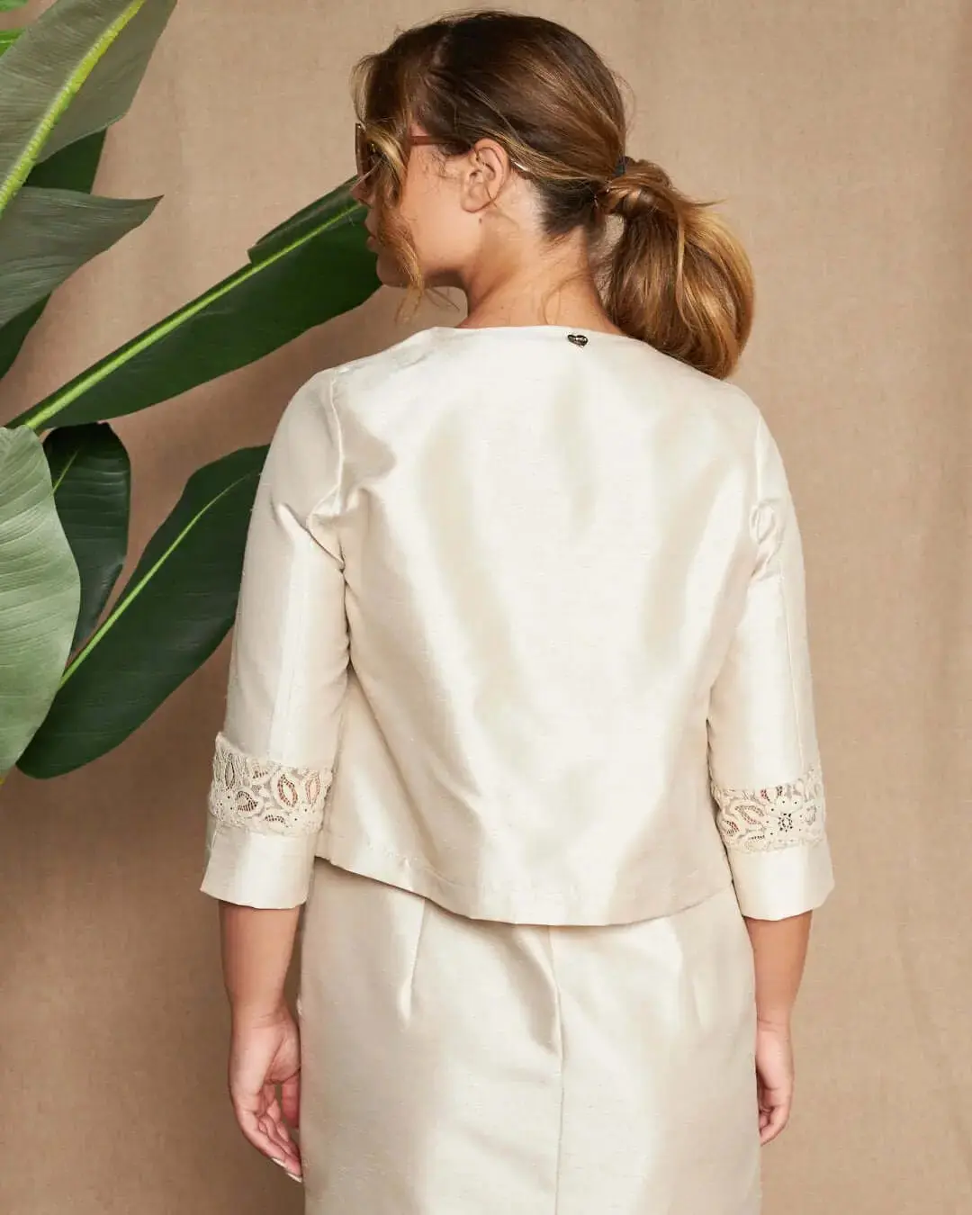 Bolerino in shantung con inserti in pizzo sulle maniche - Image 15