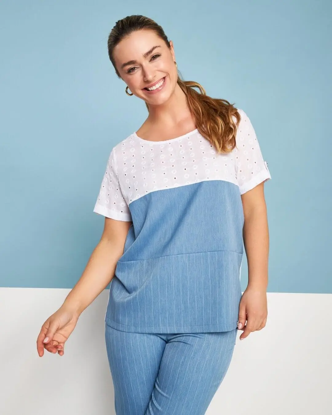 Maglia girocollo stile patchwork in jersey di viscosa con inserti in pizzo sangallo e chambray gessa BIANCO