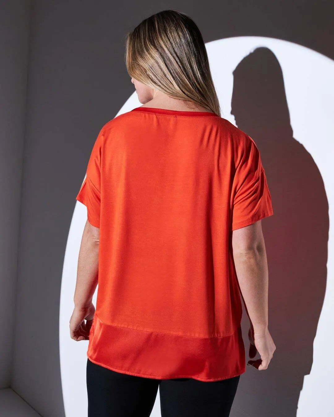 T-shirt con scollo a barca in raso elasticizzato con retro in jersey PAPAVERO - Image 4