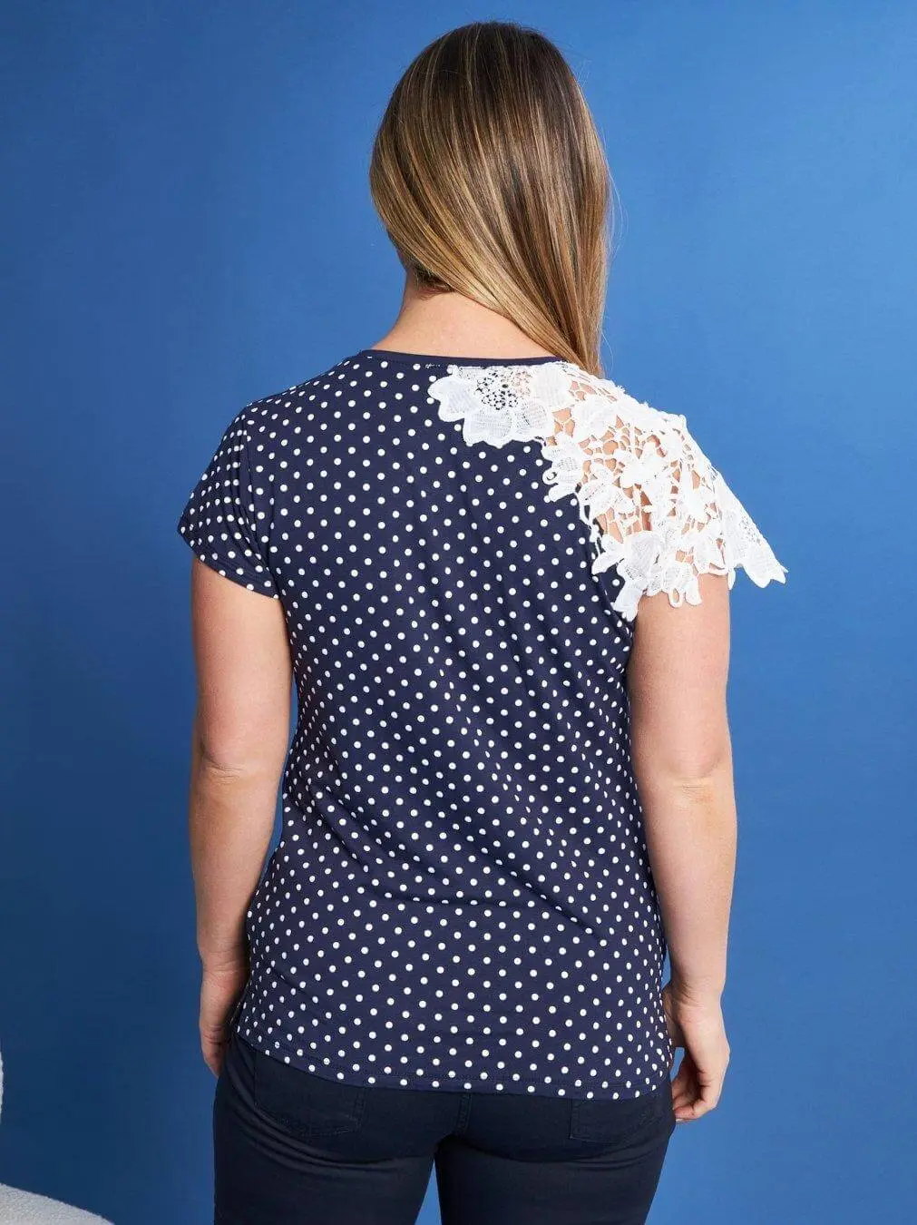 T-shirt in jersey di viscosa stampa pois con inserto in pizzo macramé BLU - Image 3