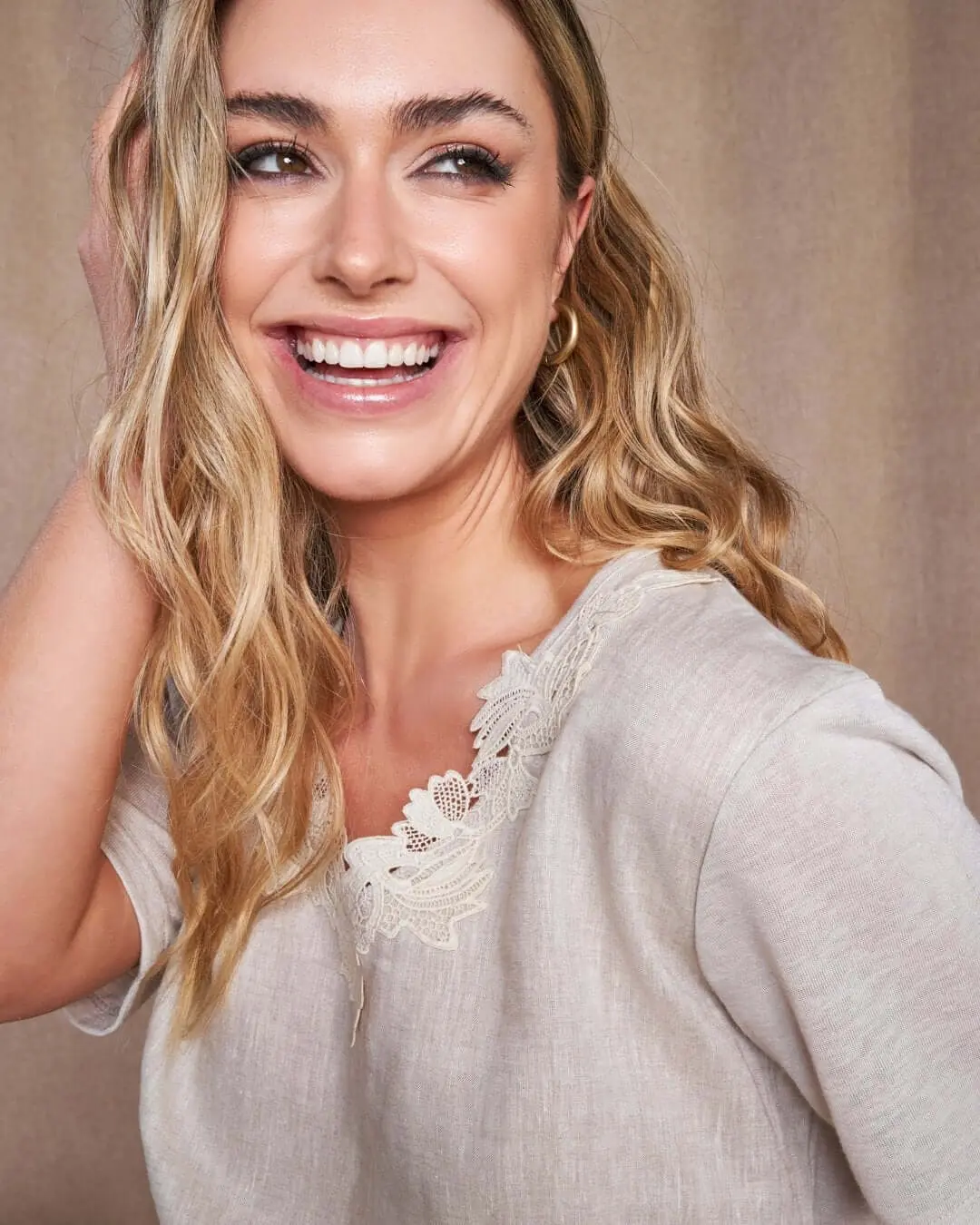 T-shirt combinata in lino e jersey melange con pizzo macramé sullo scollo a V NATURALE - Image 4