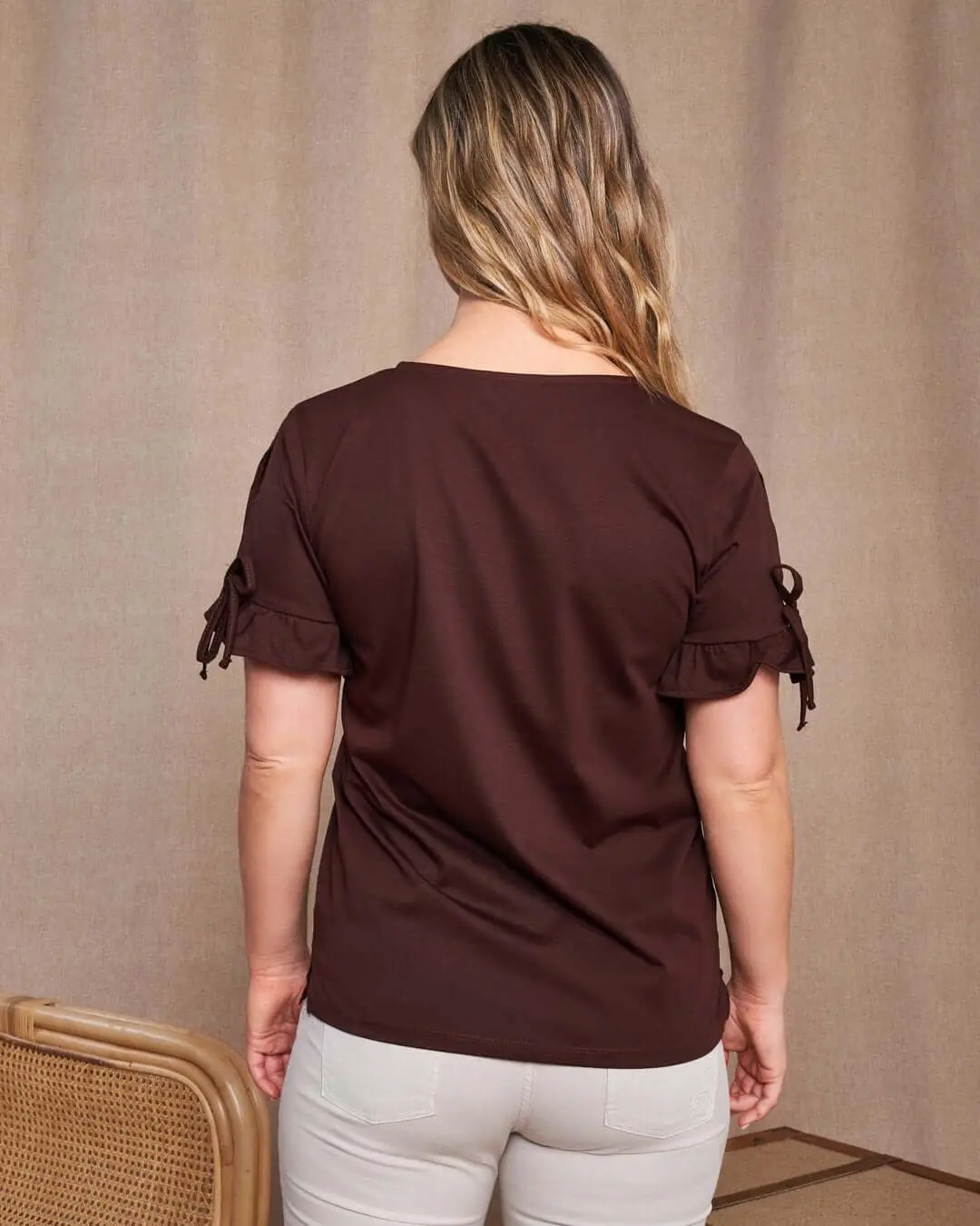 T-shirt girocollo in jersey di cotone e viscosa con fiocchi e rouches al fondo manica CACAO - Image 3