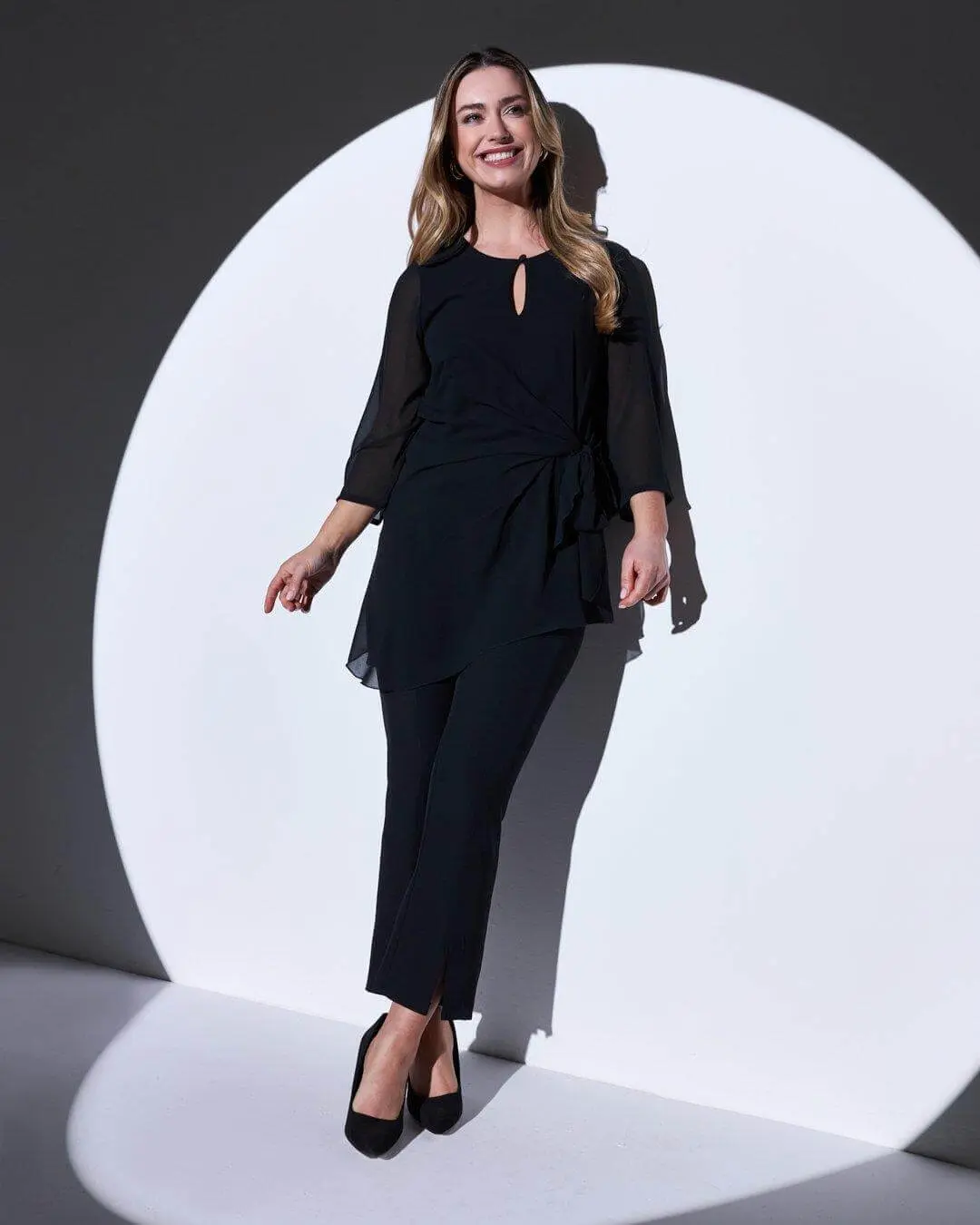 Blusa girocollo asimmetrica in georgette con dettaglio fiocco NERO - Image 3