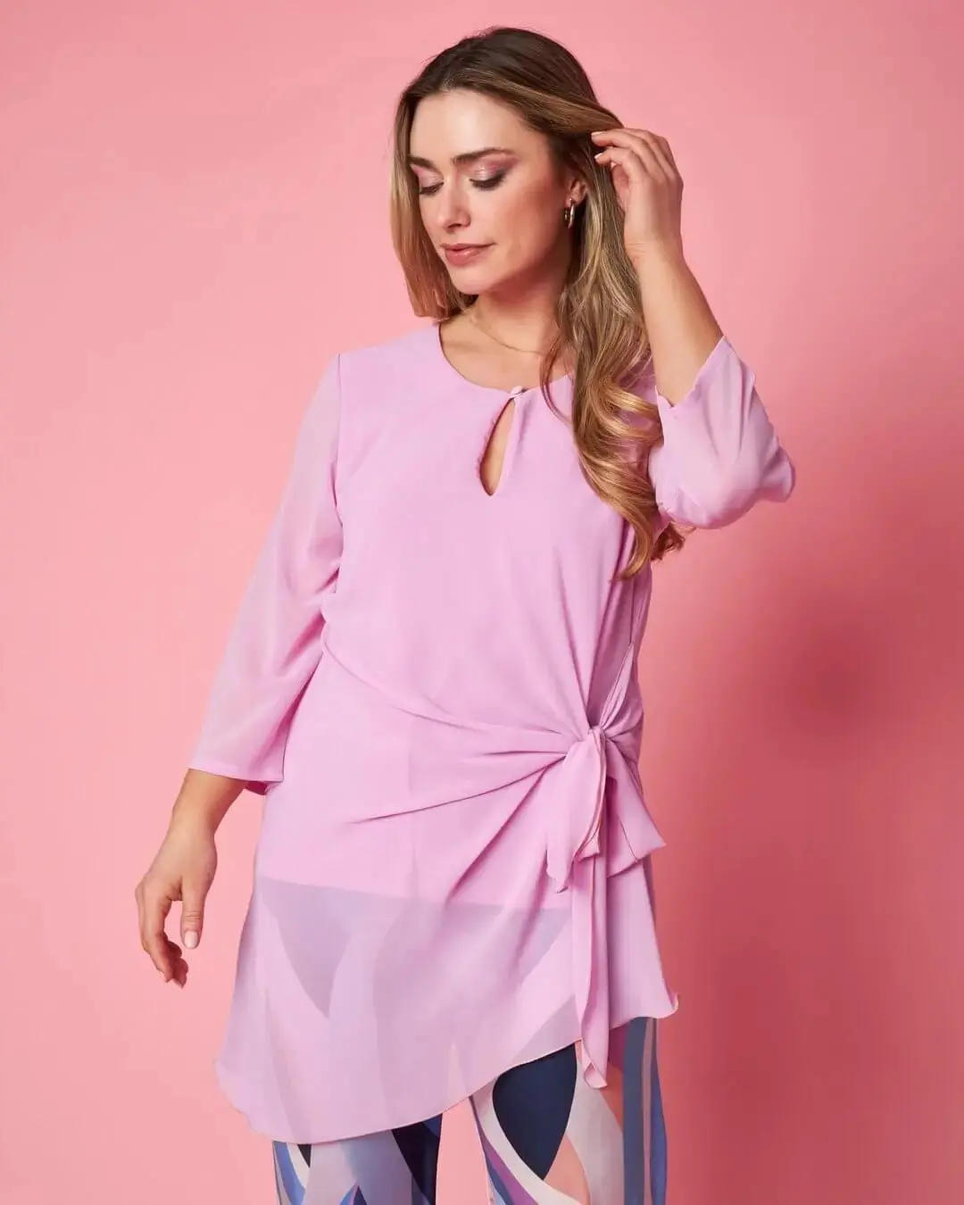 Blusa girocollo asimmetrica in georgette con dettaglio fiocco CICLAMINO - Image 3