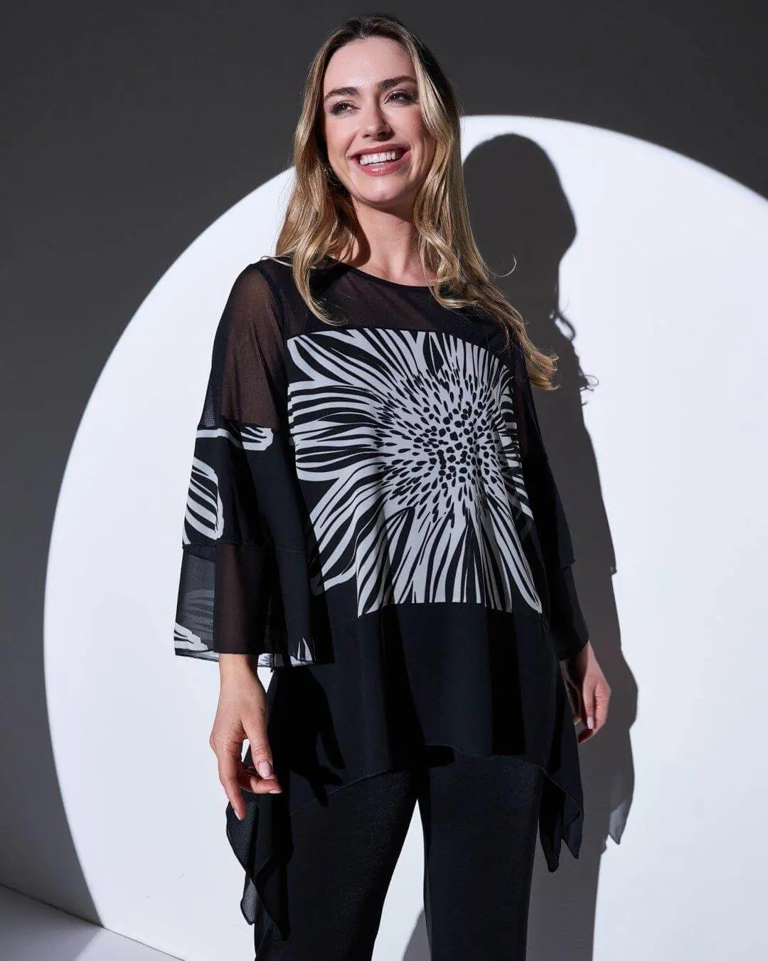 Blusa asimmetrica in georgette con inserti in jersey fantasia fiore NERO - Image 4