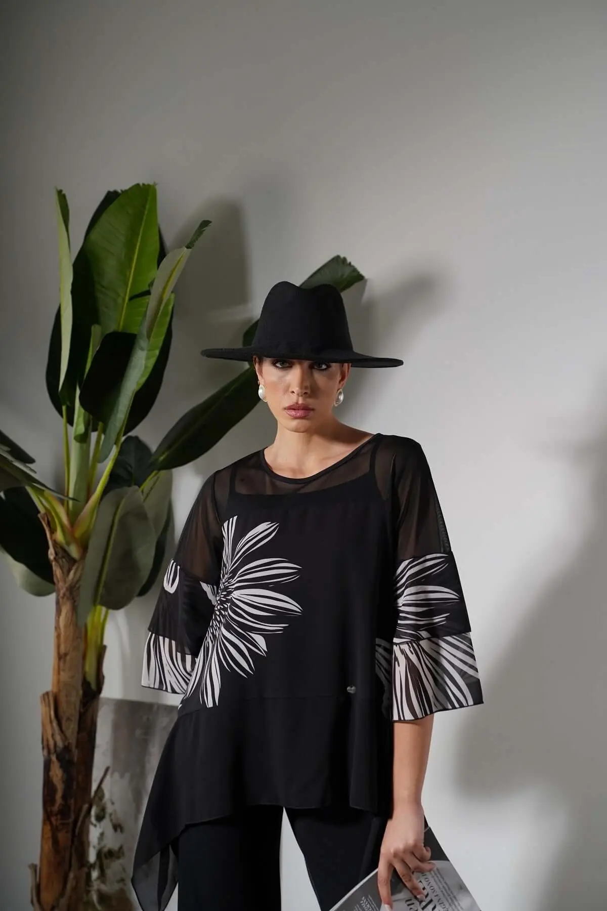 Blusa asimmetrica in georgette con inserti in jersey fantasia fiore NERO - Image 6