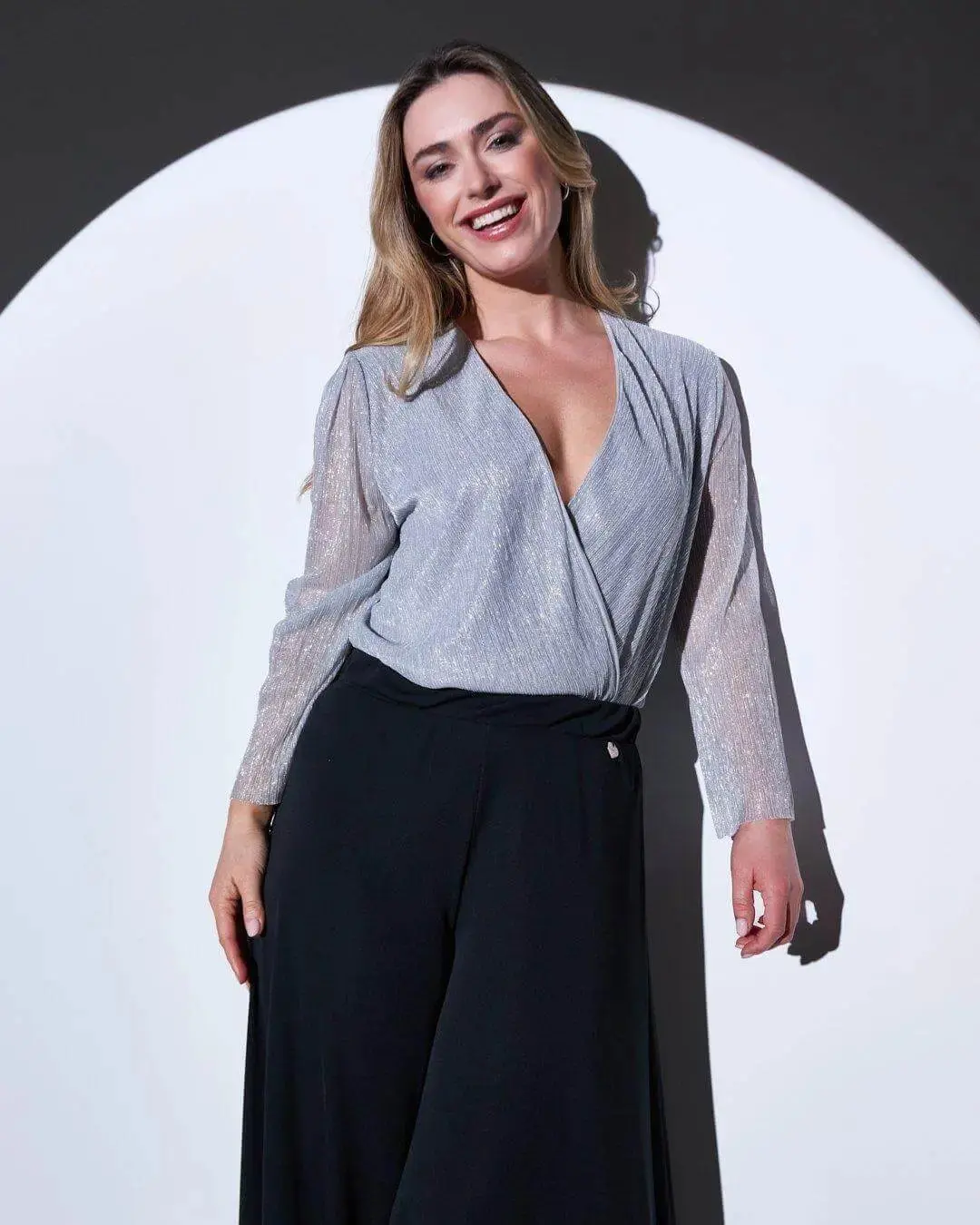 Blusa scollo a V in tessuto lurex ARGENTO - Image 2