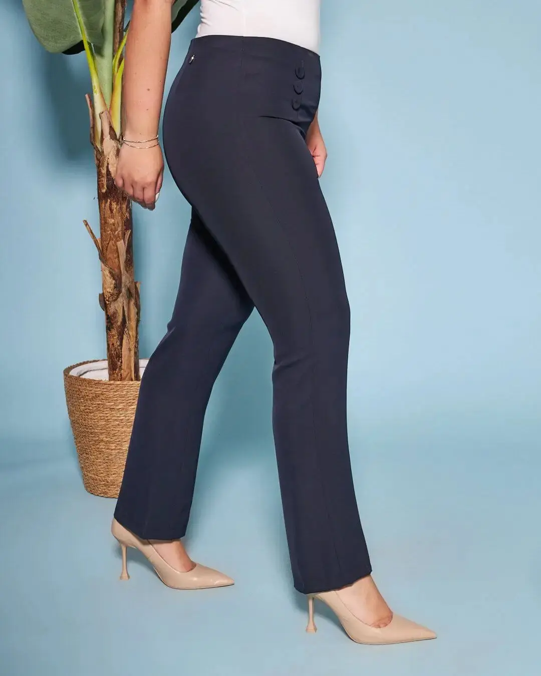 Pantalone a sigaretta in cady elasticizzato con bottoni in tinta - Image 8