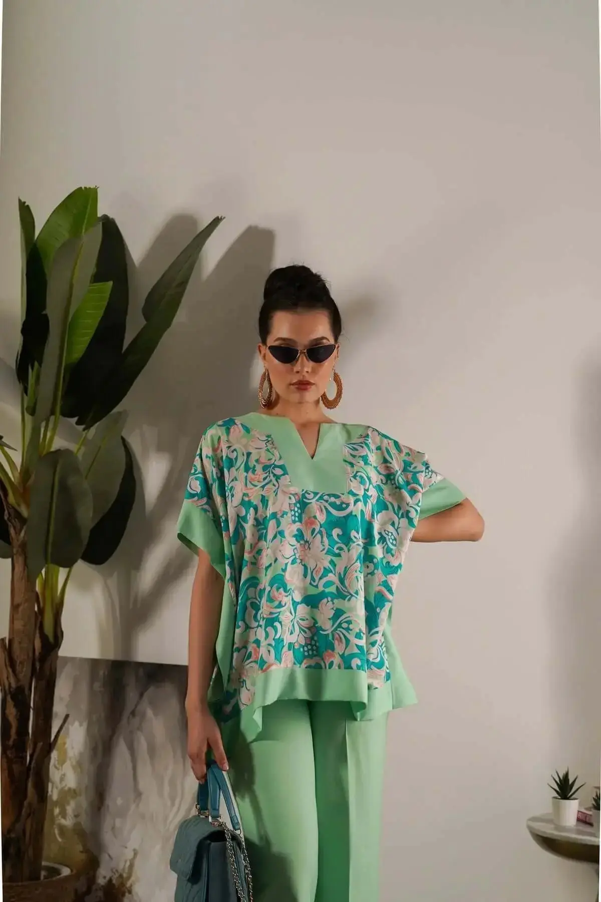 Completo in viscosa con blusa floreale e pantalone in tinta unita - Image 10