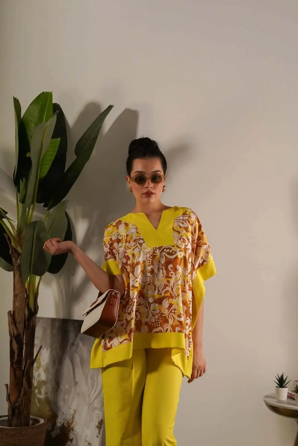 Completo in viscosa con blusa floreale e pantalone in tinta unita - Image 2