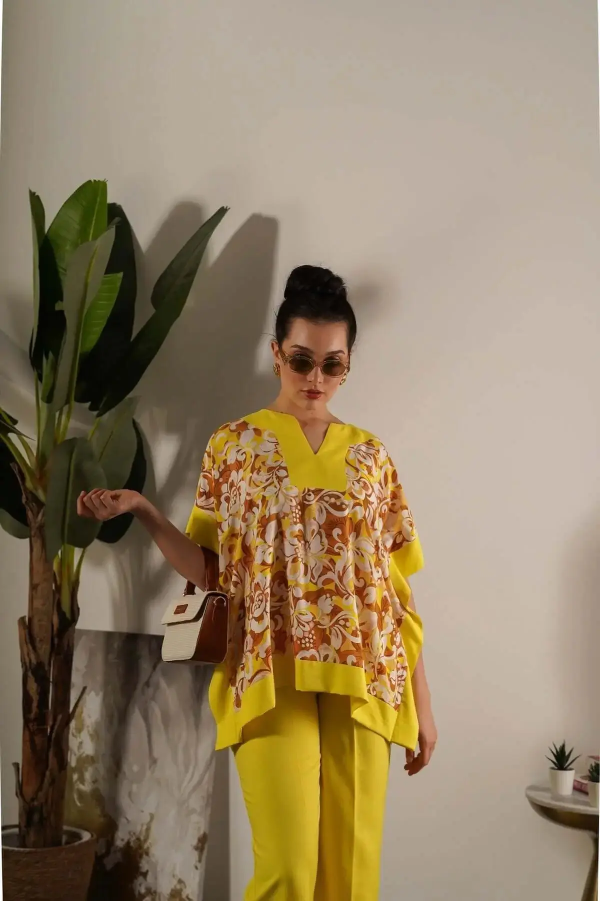 Completo in viscosa con blusa floreale e pantalone in tinta unita - Image 5