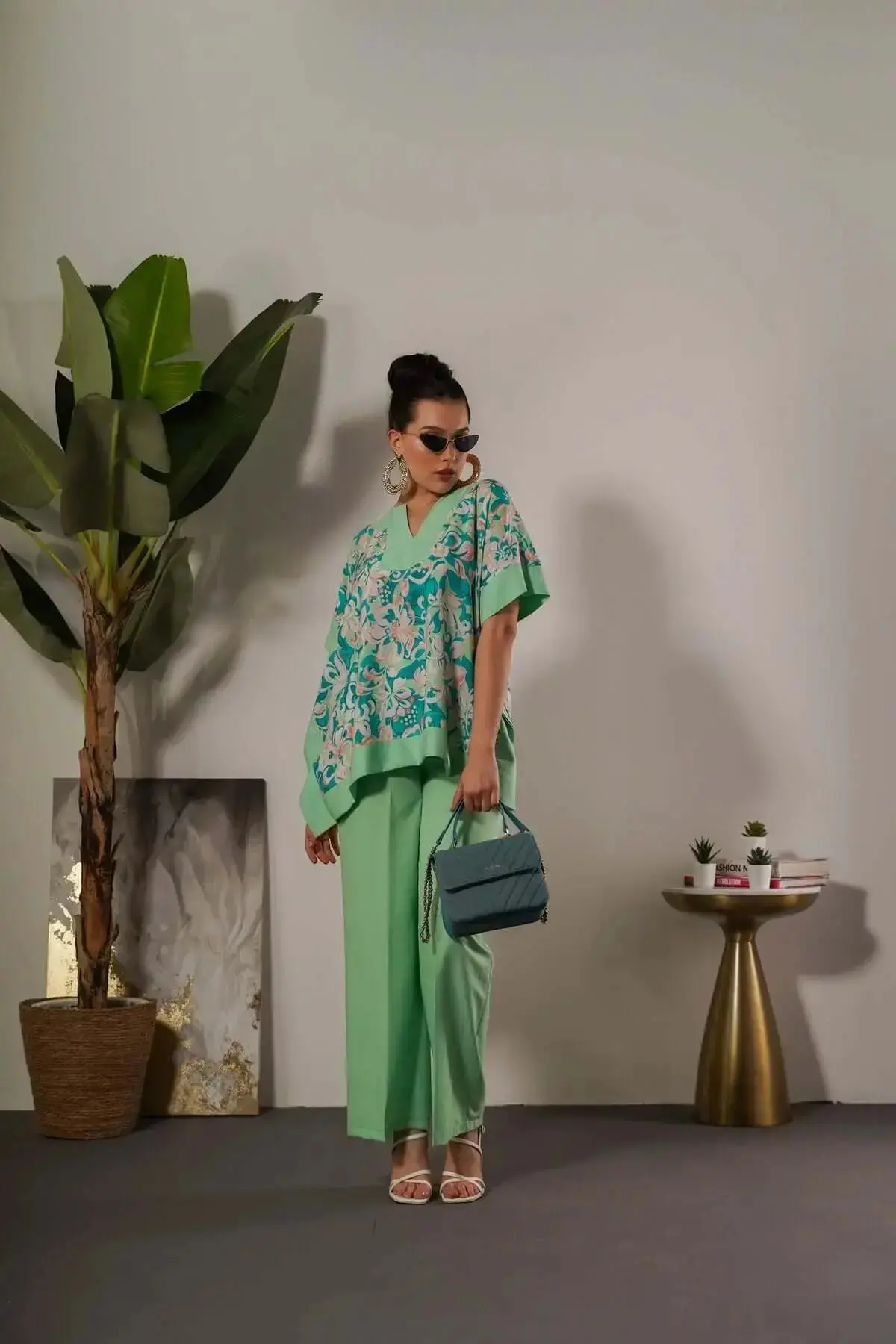 Completo in viscosa con blusa floreale e pantalone in tinta unita - Image 6