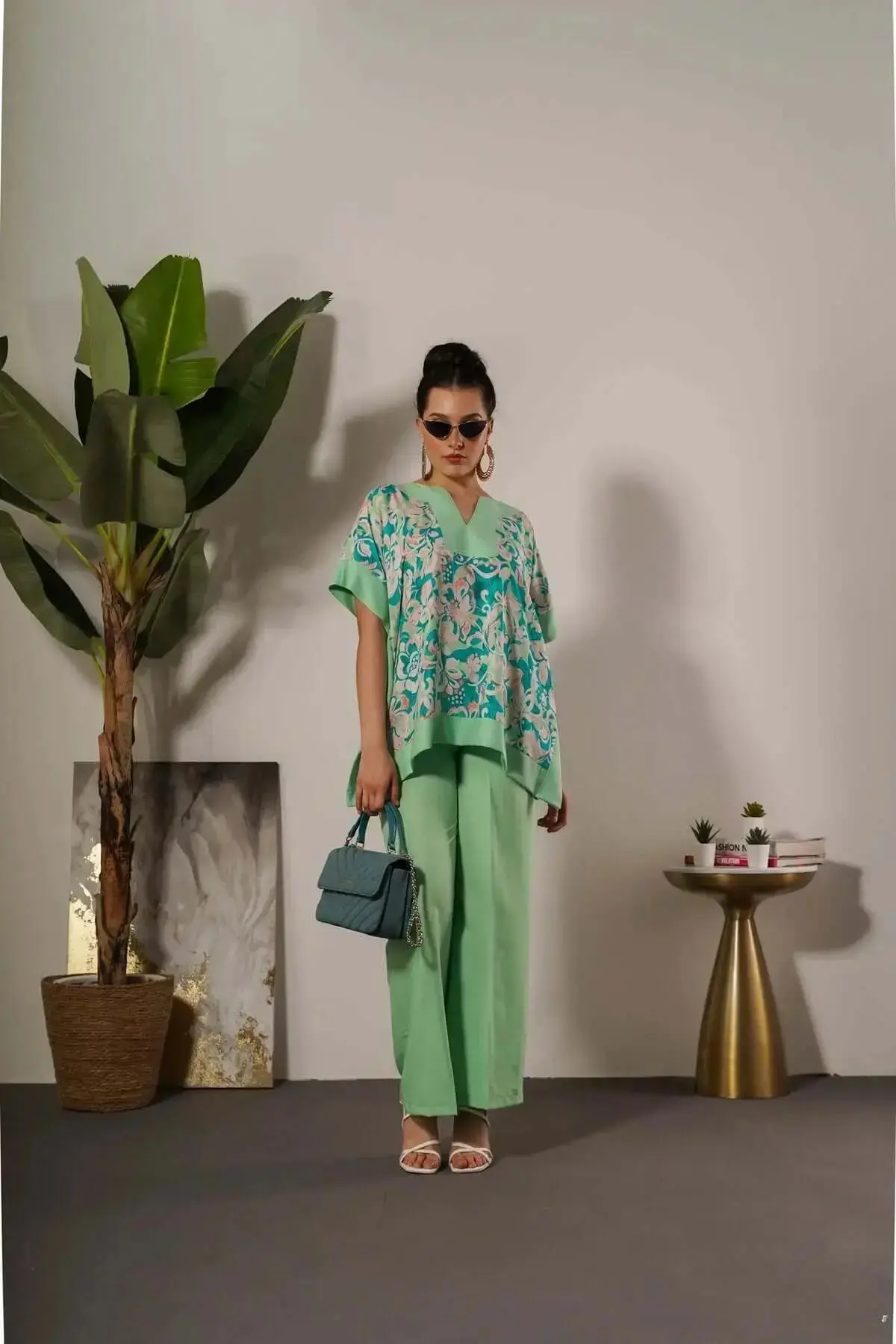 Completo in viscosa con blusa floreale e pantalone in tinta unita - Image 7