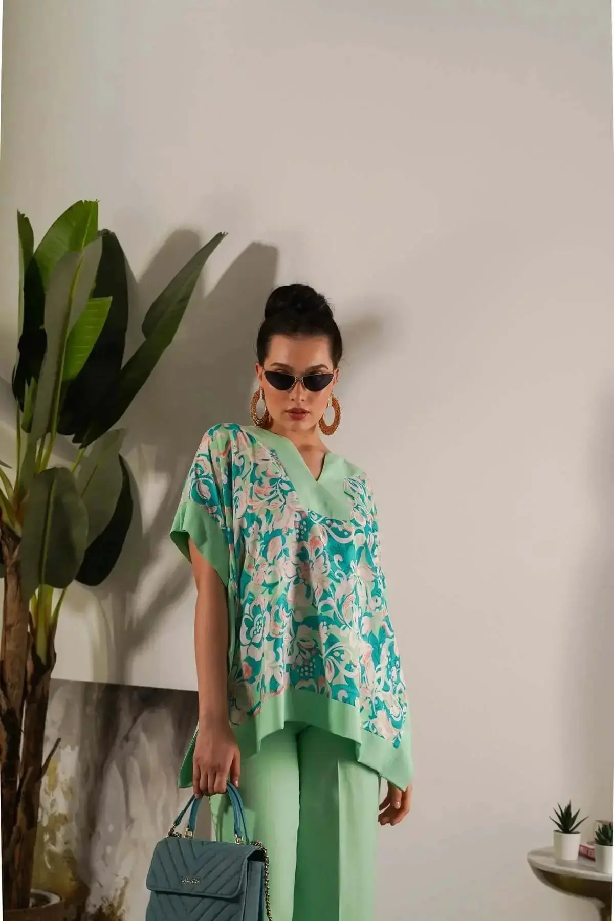 Completo in viscosa con blusa floreale e pantalone in tinta unita - Image 9