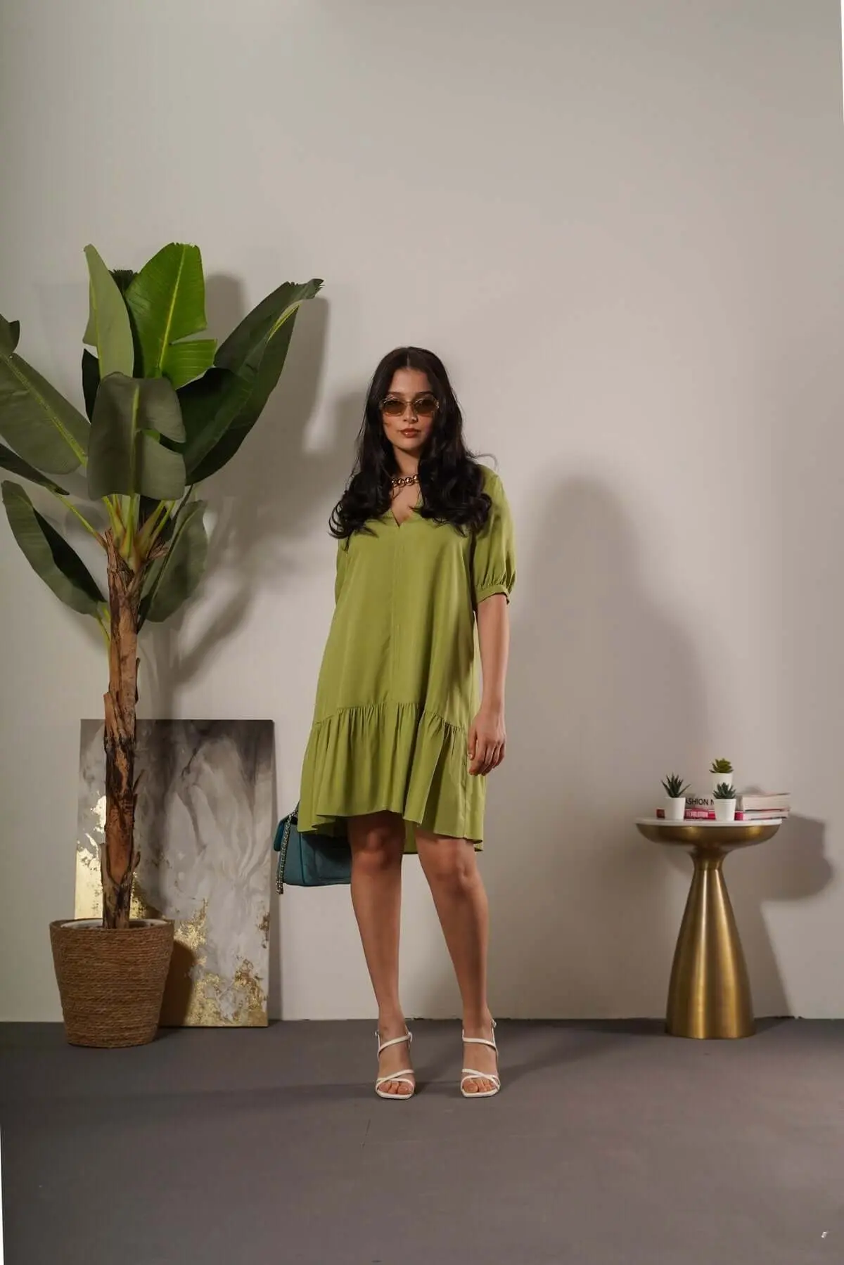 Abito mini a maniche corte in rayon tinta unita con balza sul fondo. PISTACCHIO