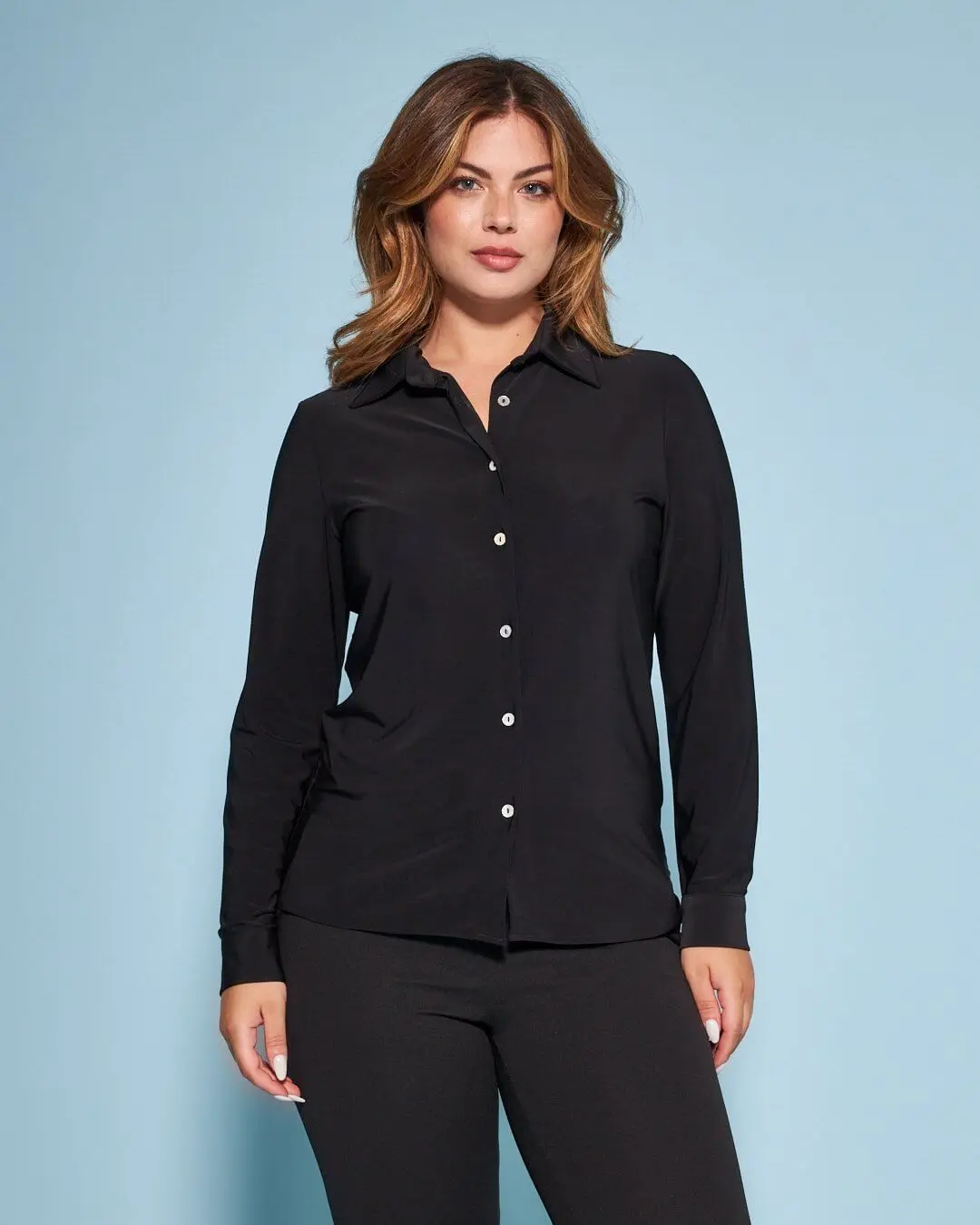 Camicia in jersey elasticizzato tinta unita con maniche a tre quarti. NERO - Image 3
